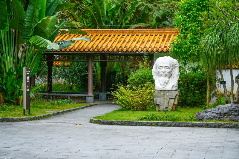 深圳仙湖植物园绿林环绕的传统亭子与雕塑图片