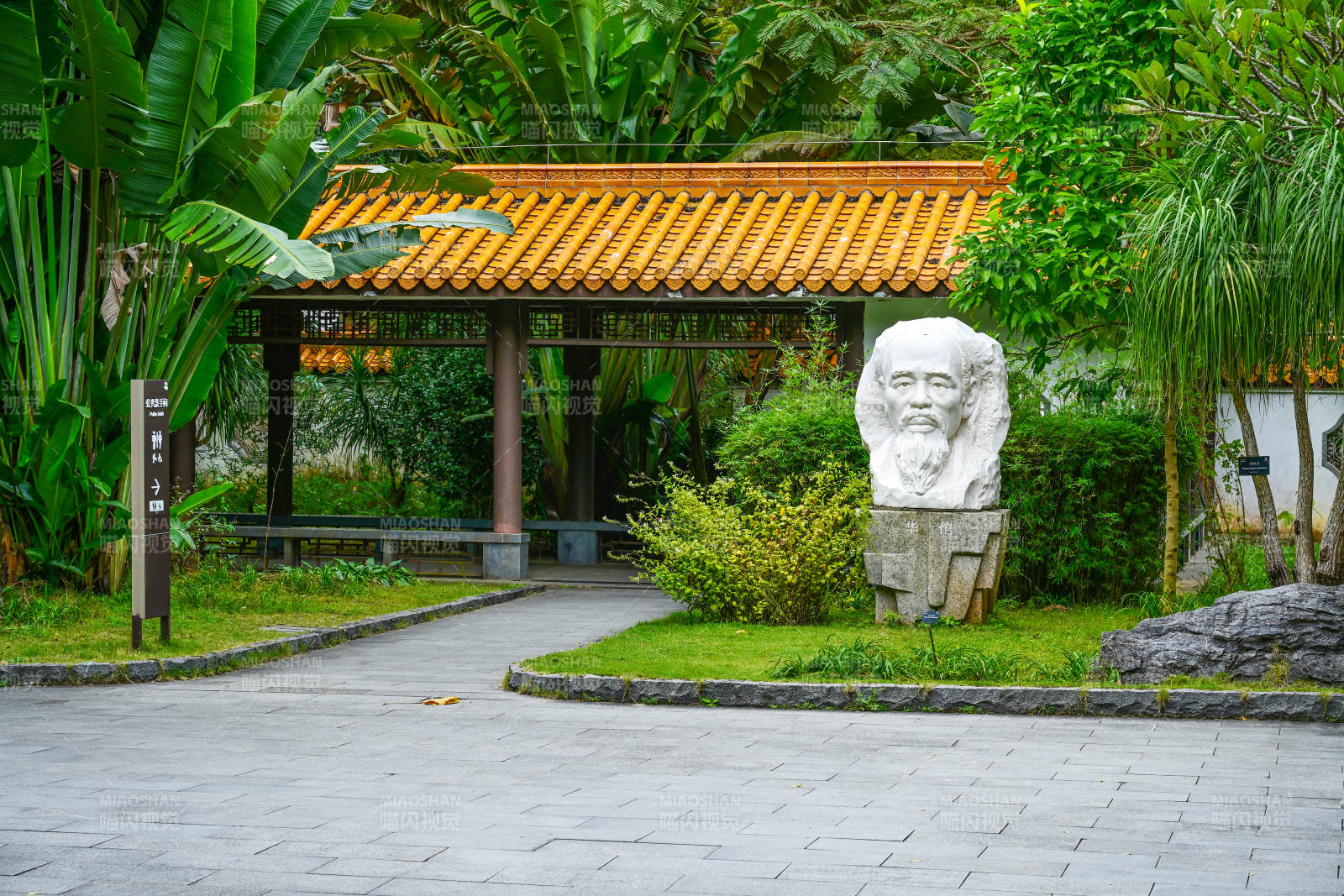 深圳仙湖植物园绿林环绕的传统亭子与雕塑图片