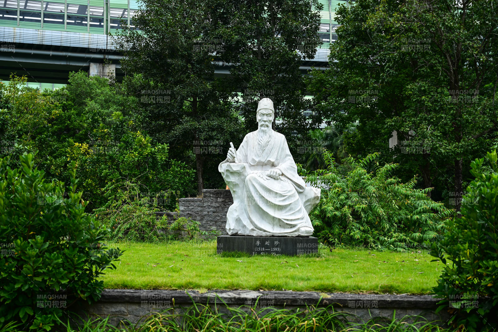 深圳仙湖植物园明代医药学家李时珍雕像图片