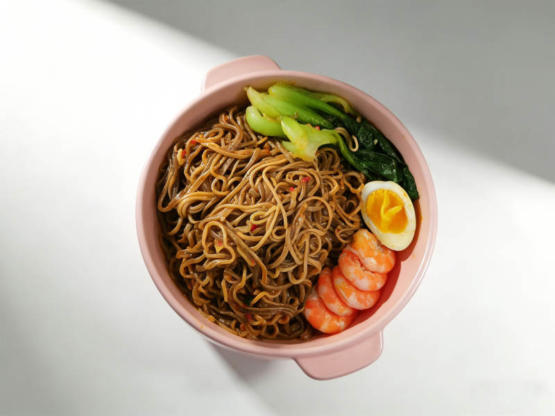 美味荞麦拌面配虾仁图片