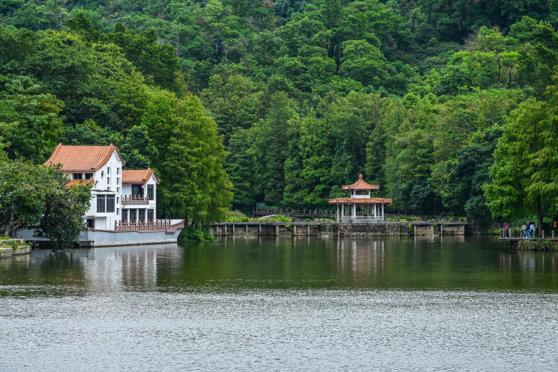 深圳仙湖植物园湖光山色中的别墅景观图片
