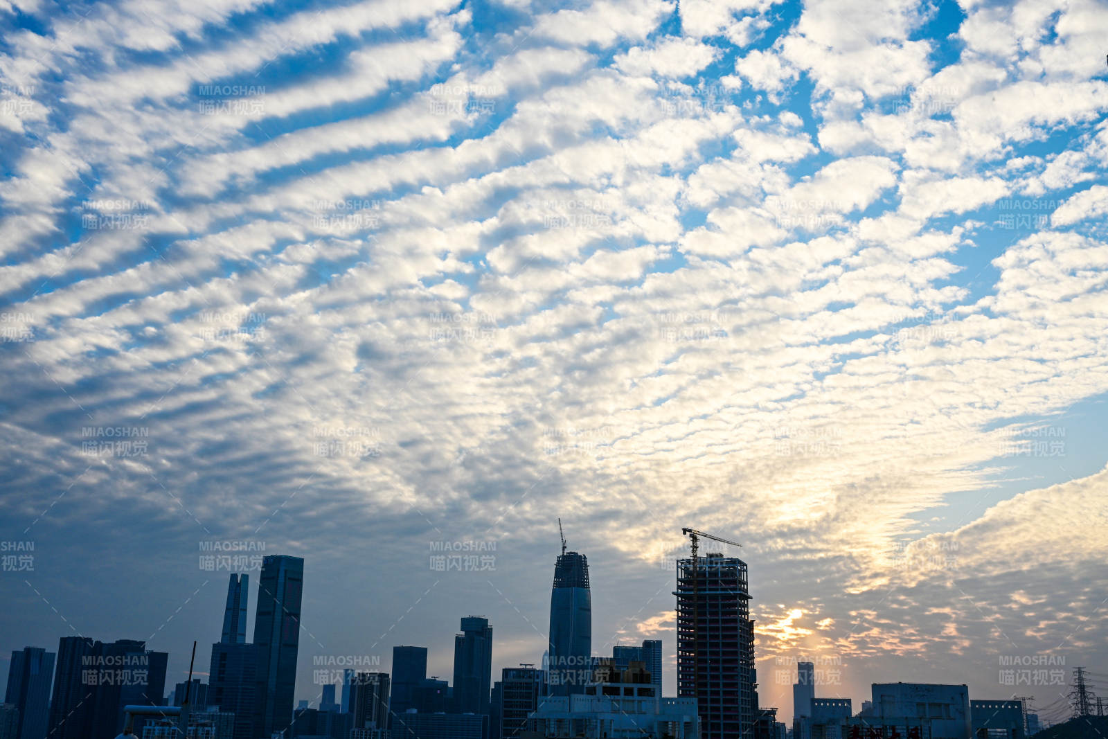 深圳日落云霞与城市建筑剪影风光图片