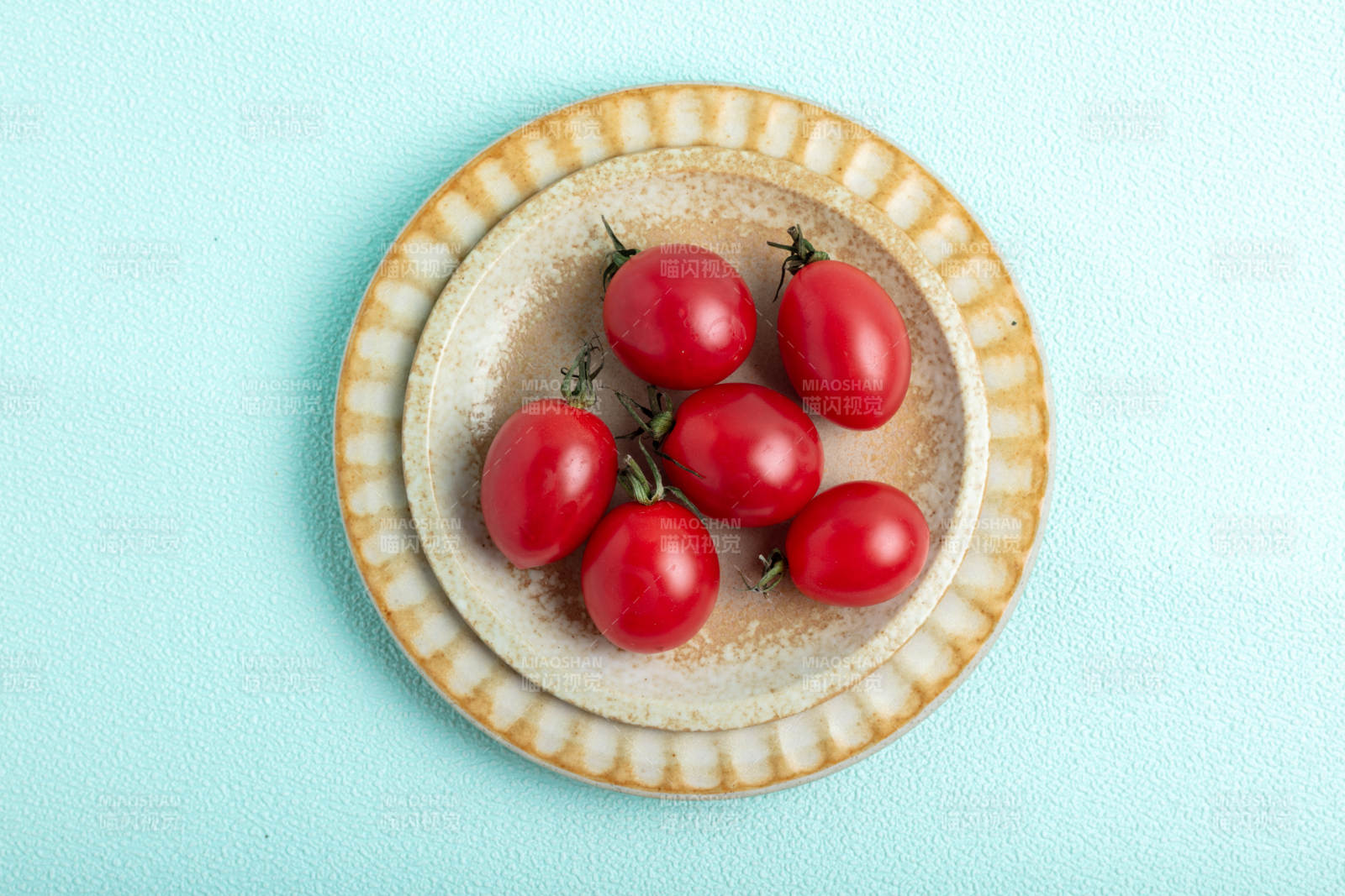 樱桃番茄盘中鲜红图片