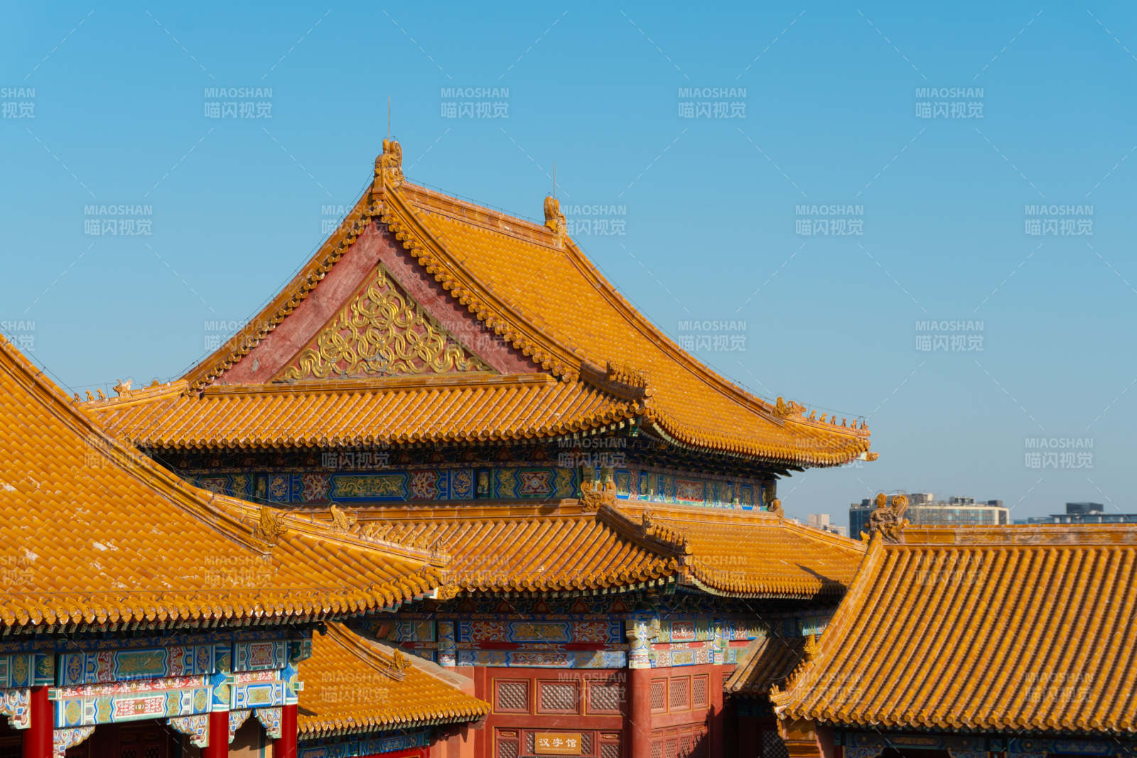 故宫金顶映蓝天图片