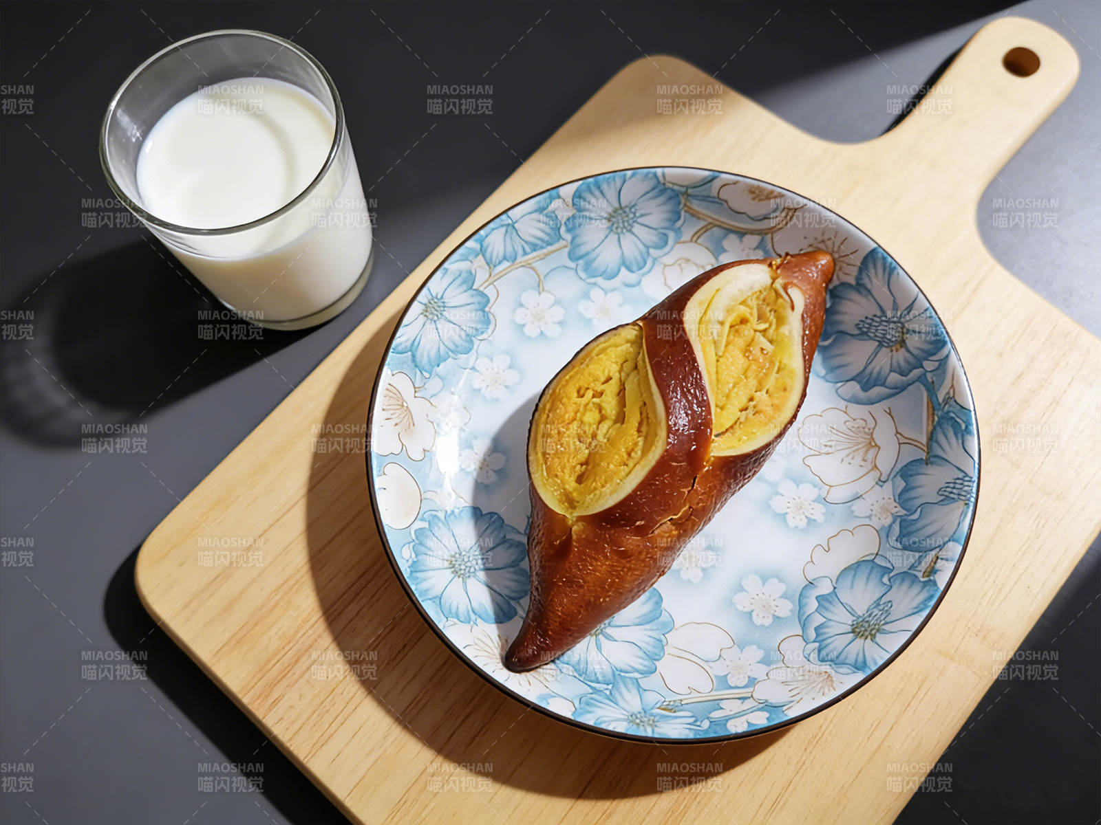 碱水面包棒配牛奶图片