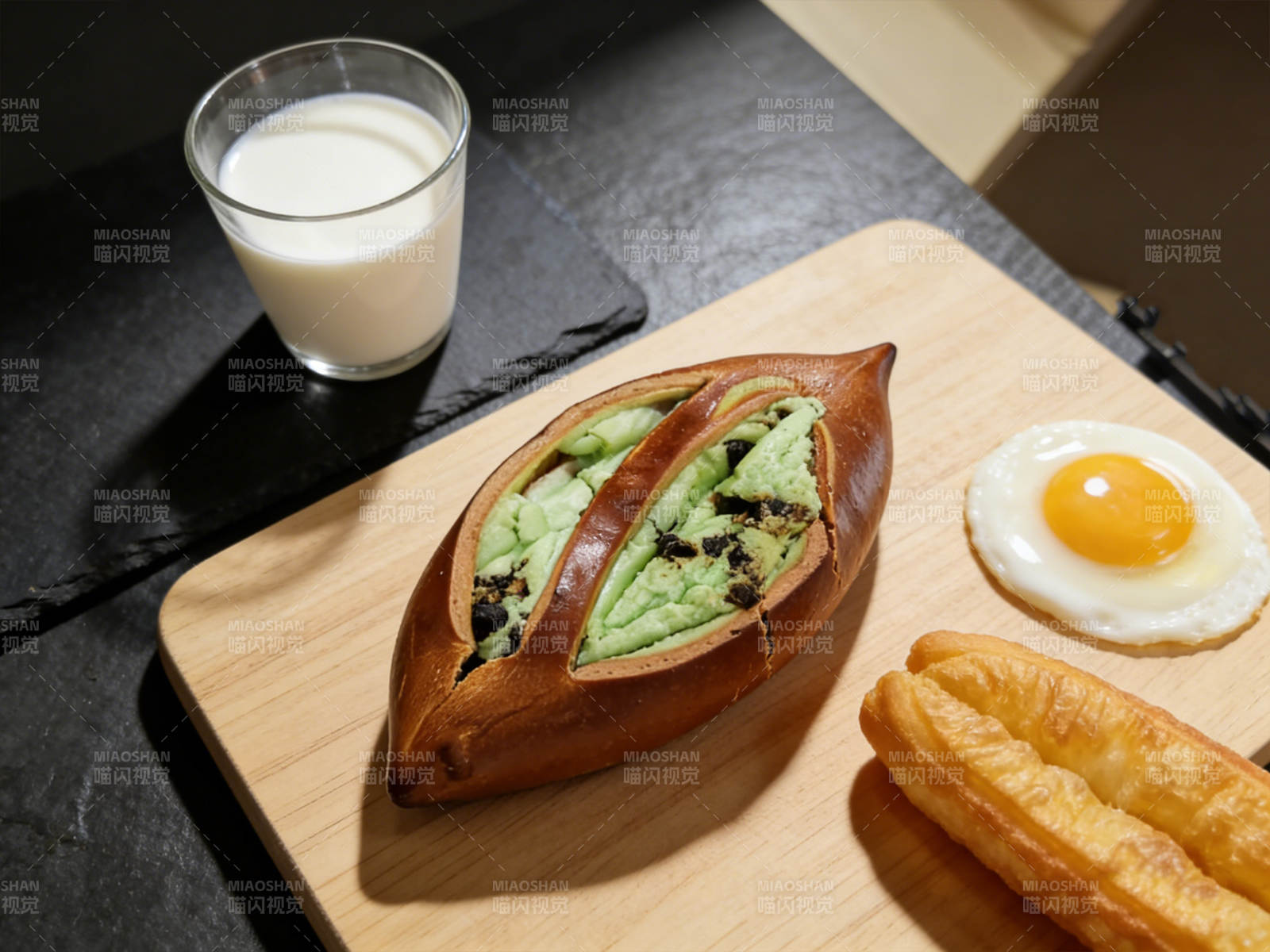 抹茶碱水面包棒配煎蛋图片