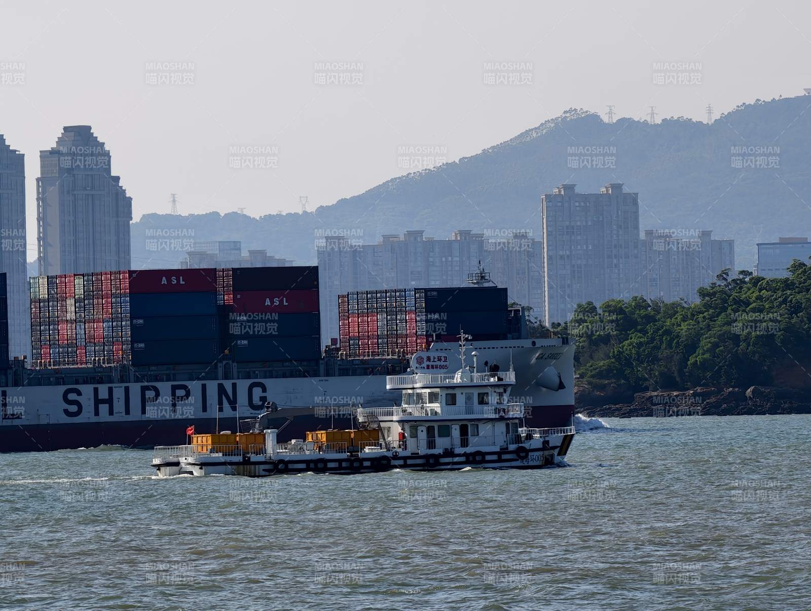 厦门货轮与拖船同航图片