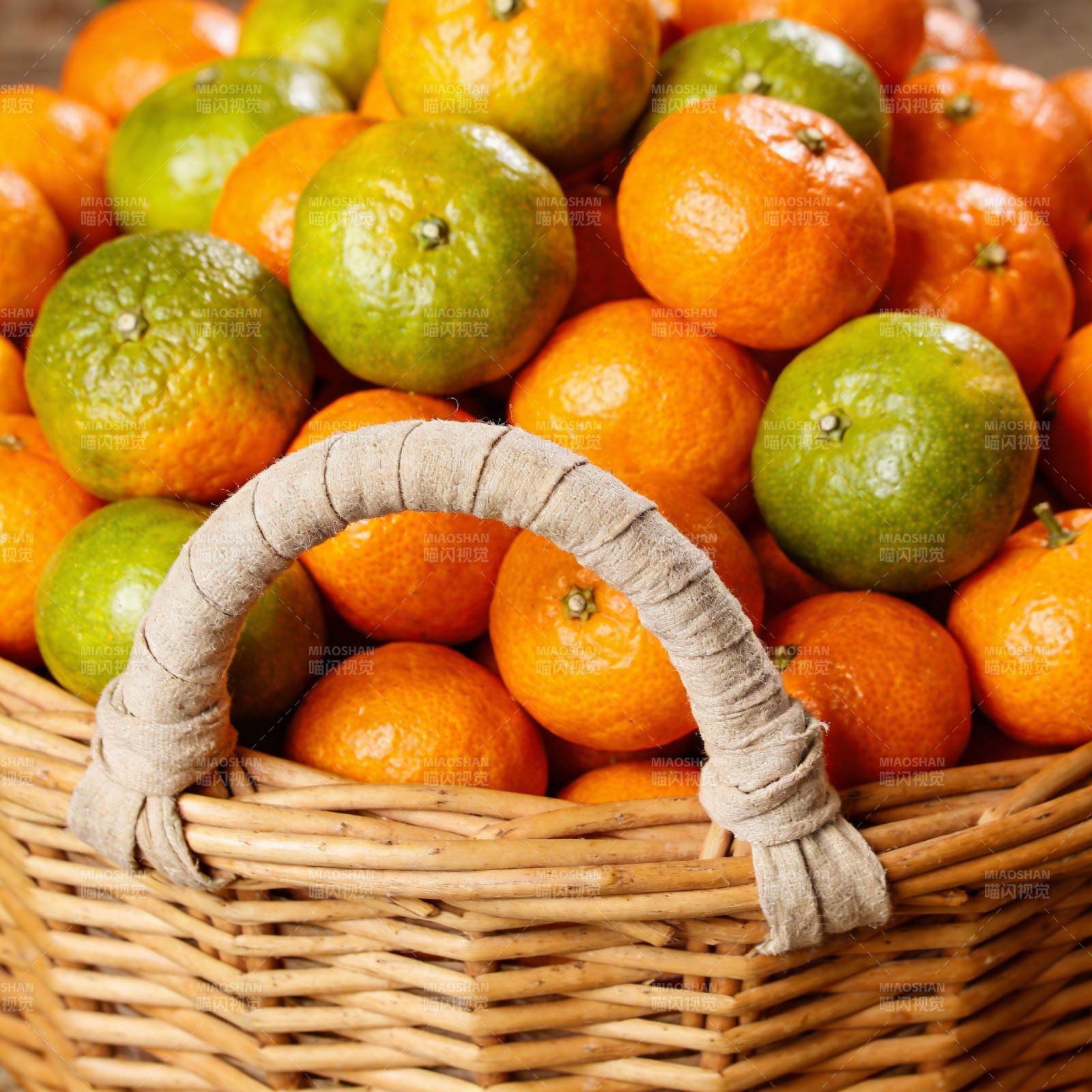 橙绿相间的柑橘篮图片