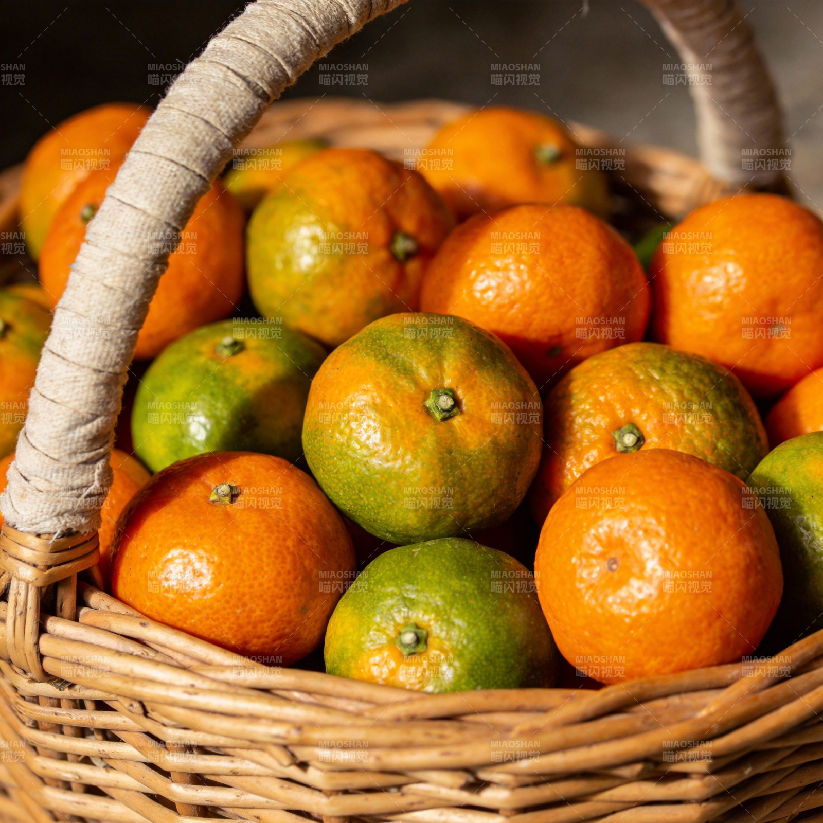篮中新鲜柑橘图片