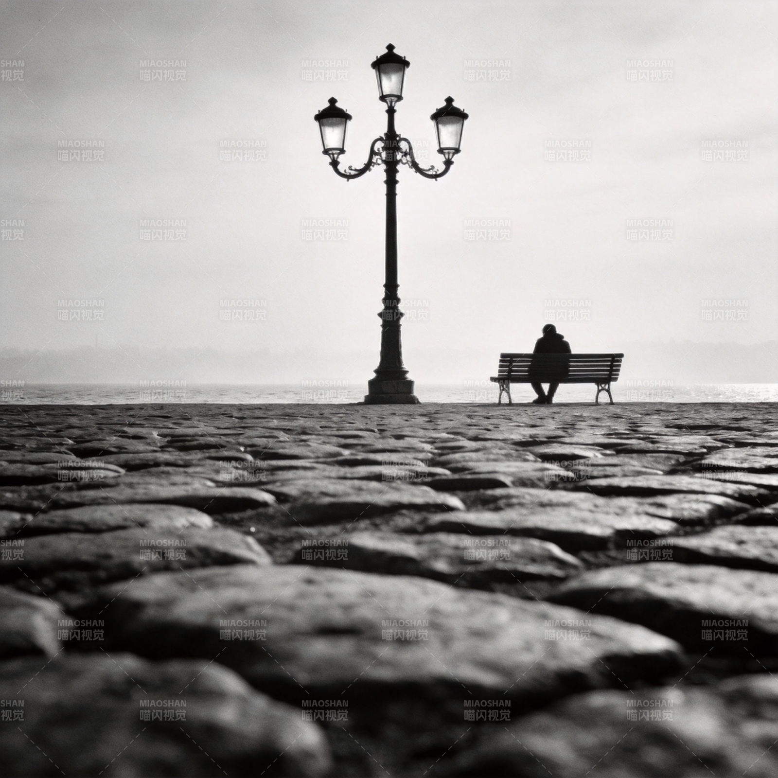 孤影静坐灯下图片