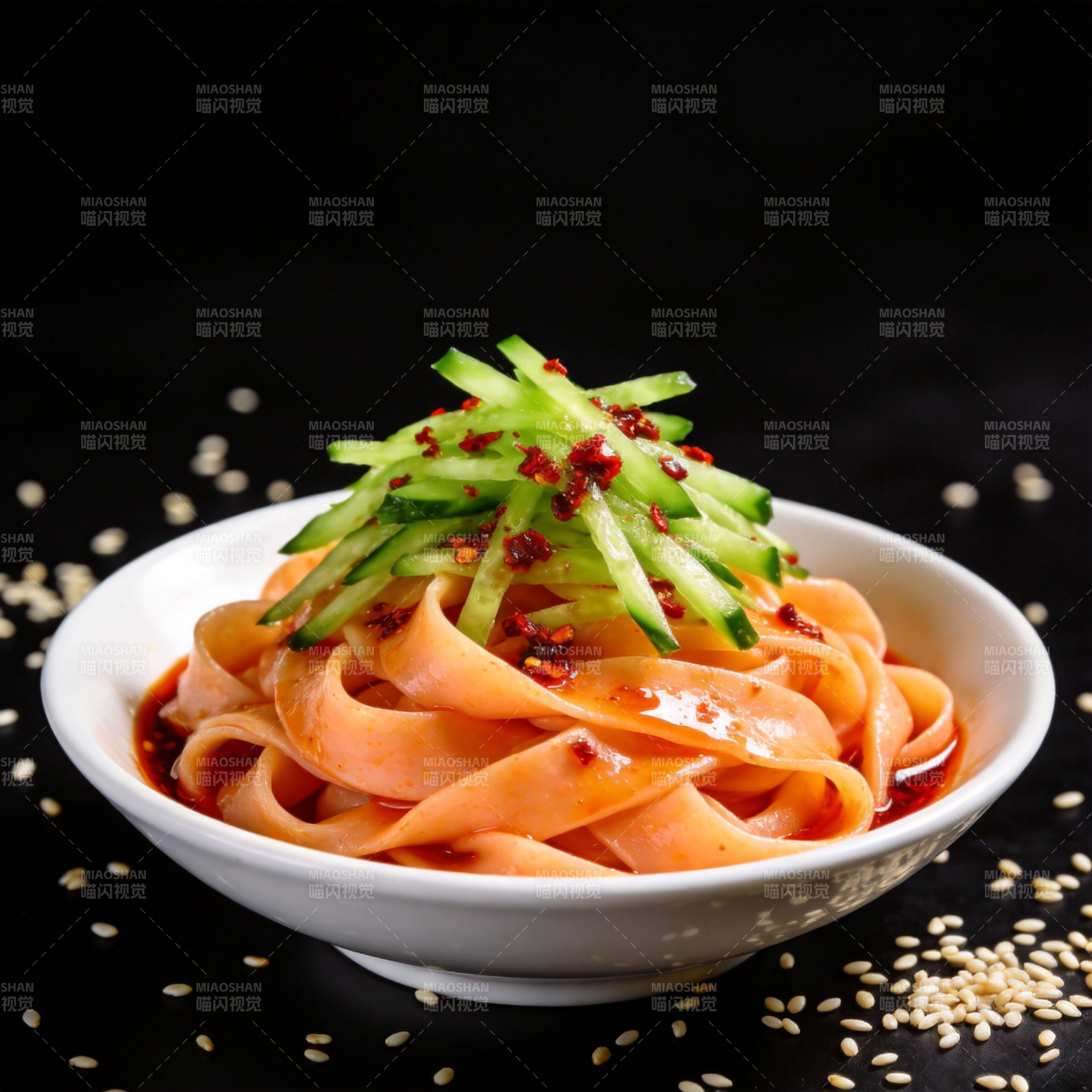 凉拌面配黄瓜丝图片