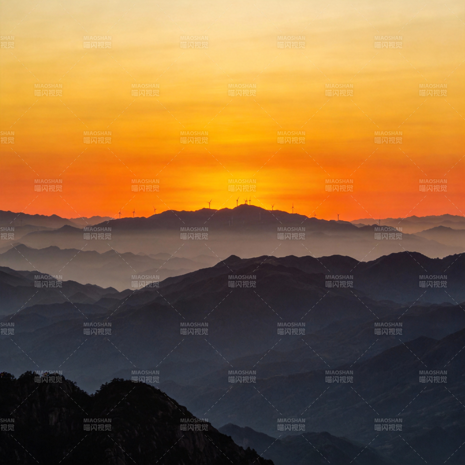 山峦日落 霞光万丈图片