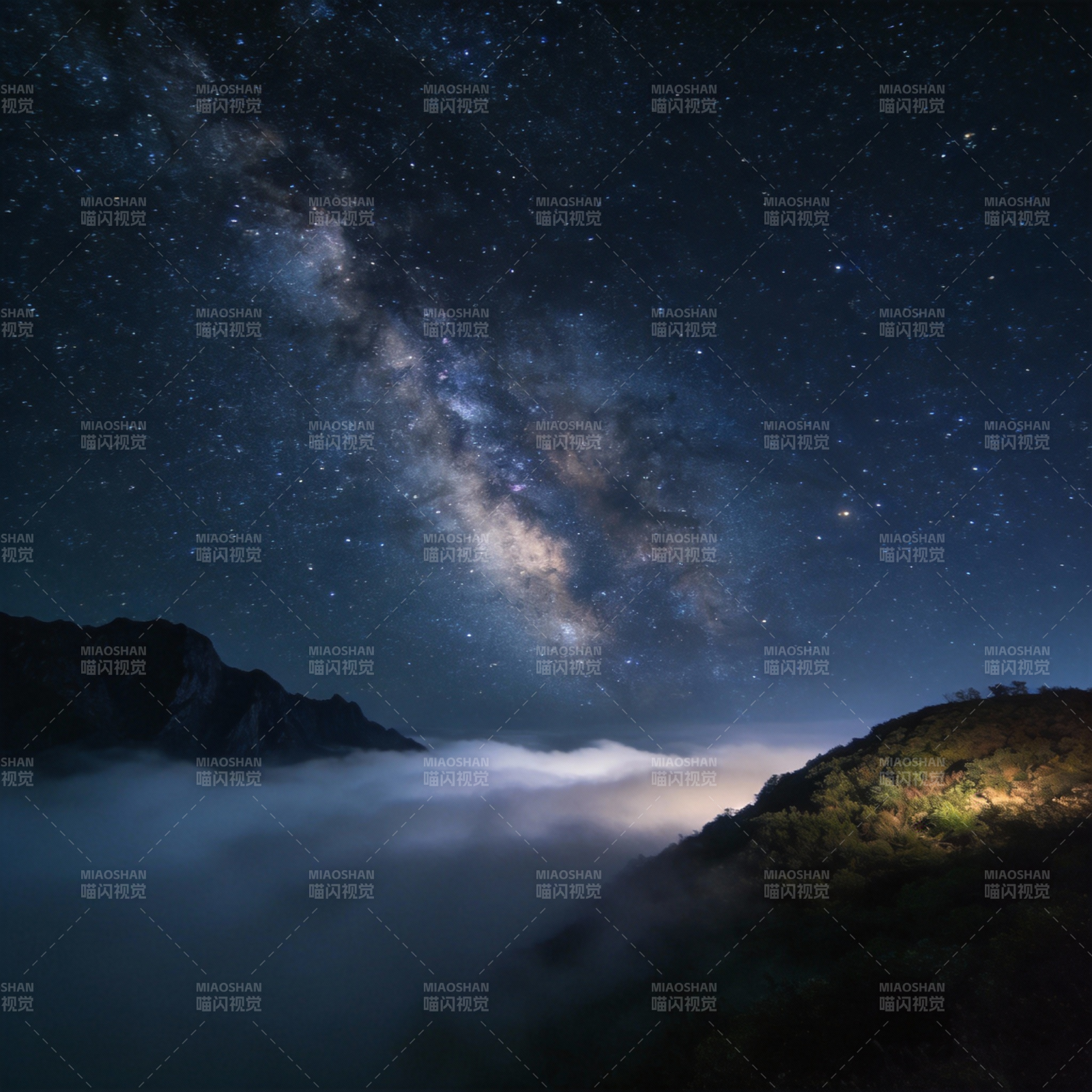 星河山雾夜景图片