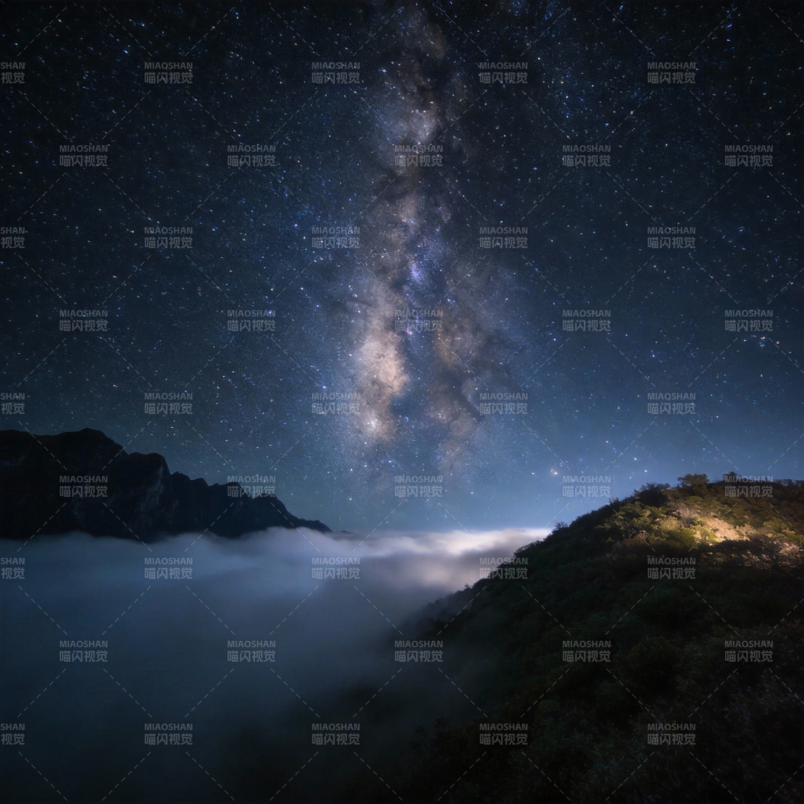 星河山雾夜景图片