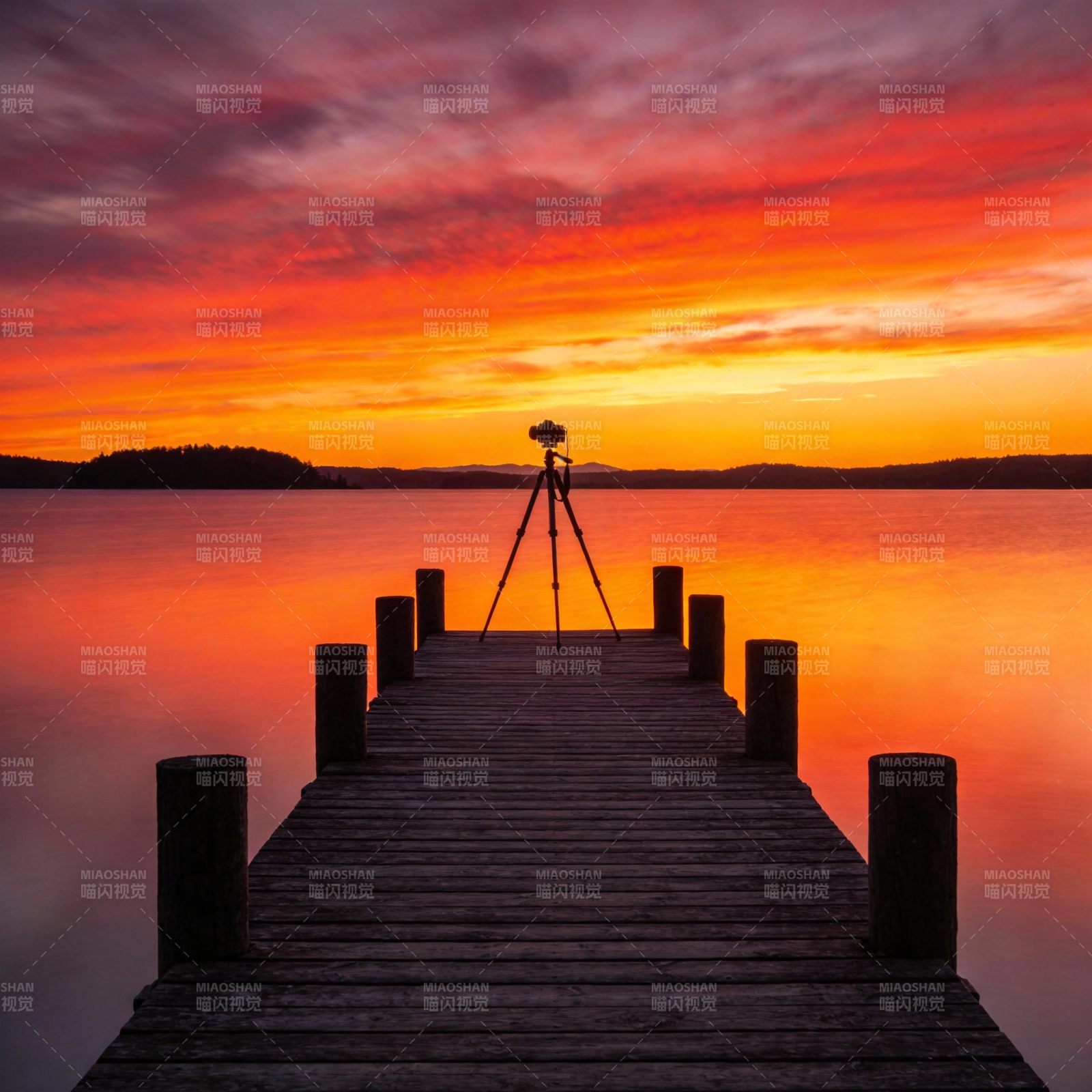 夕阳下的湖畔栈桥图片