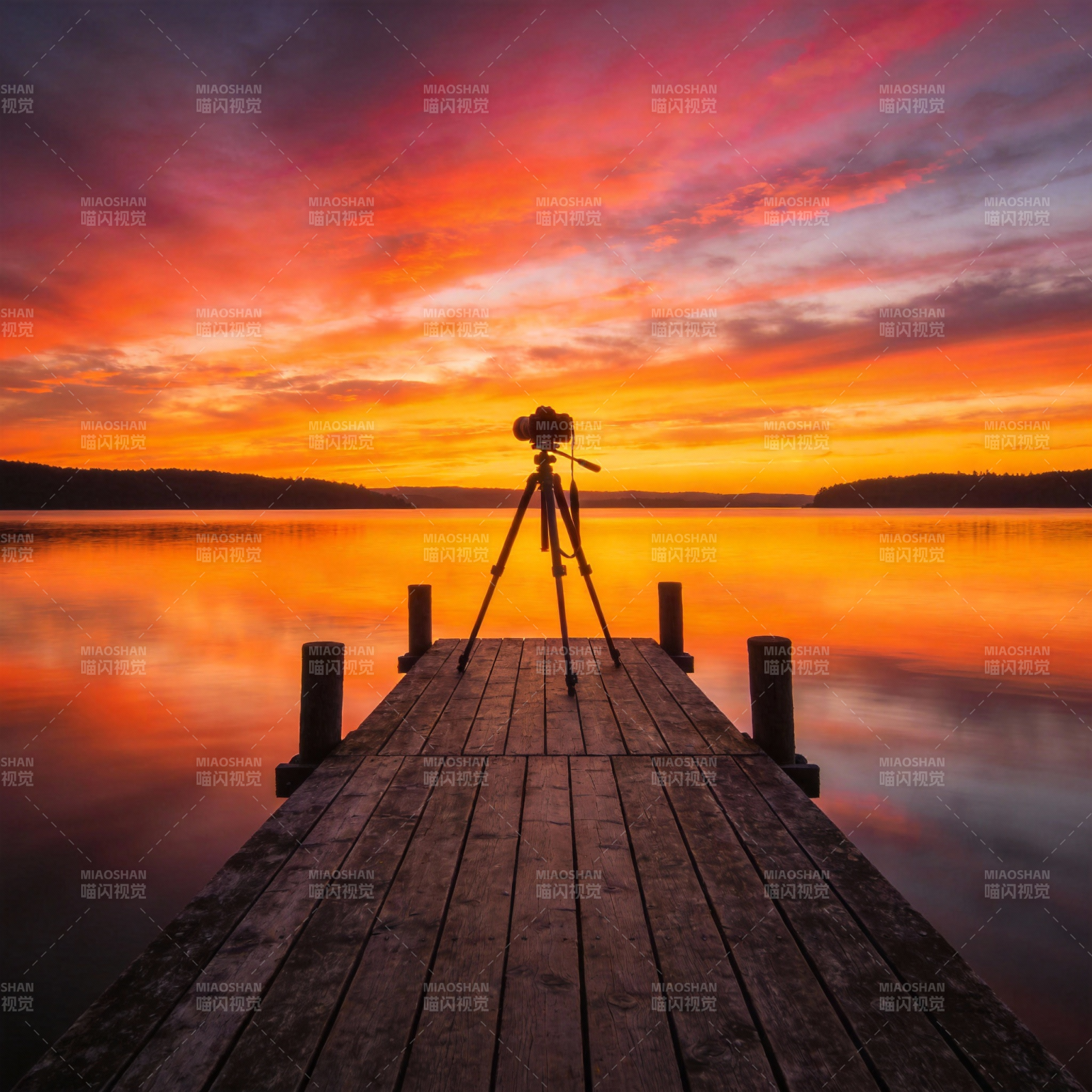 湖畔日落摄影图片