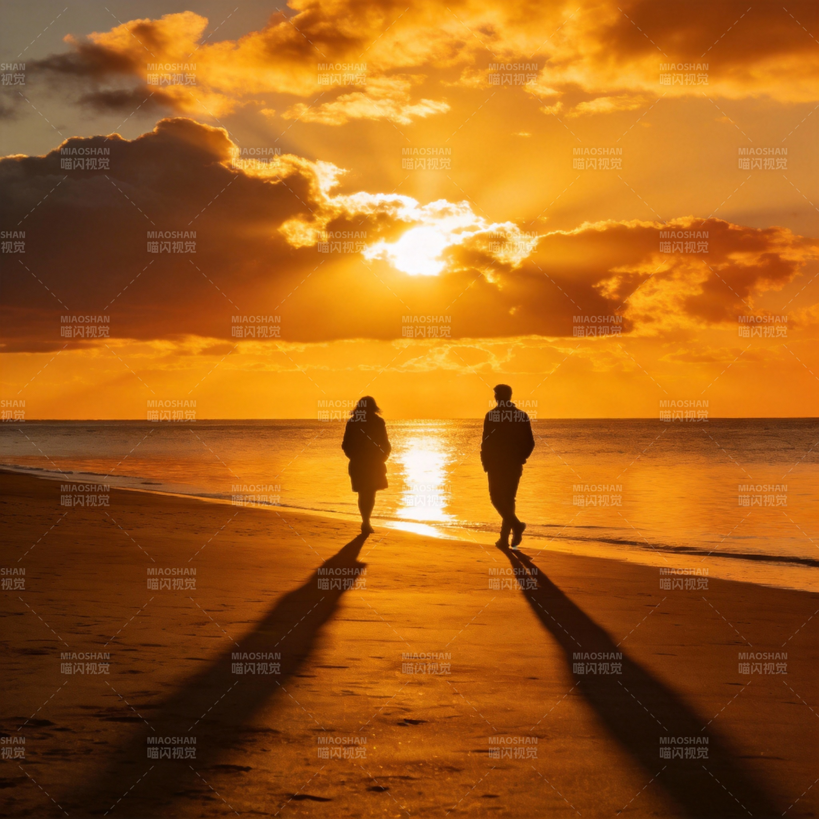 夕阳下的海边情侣图片