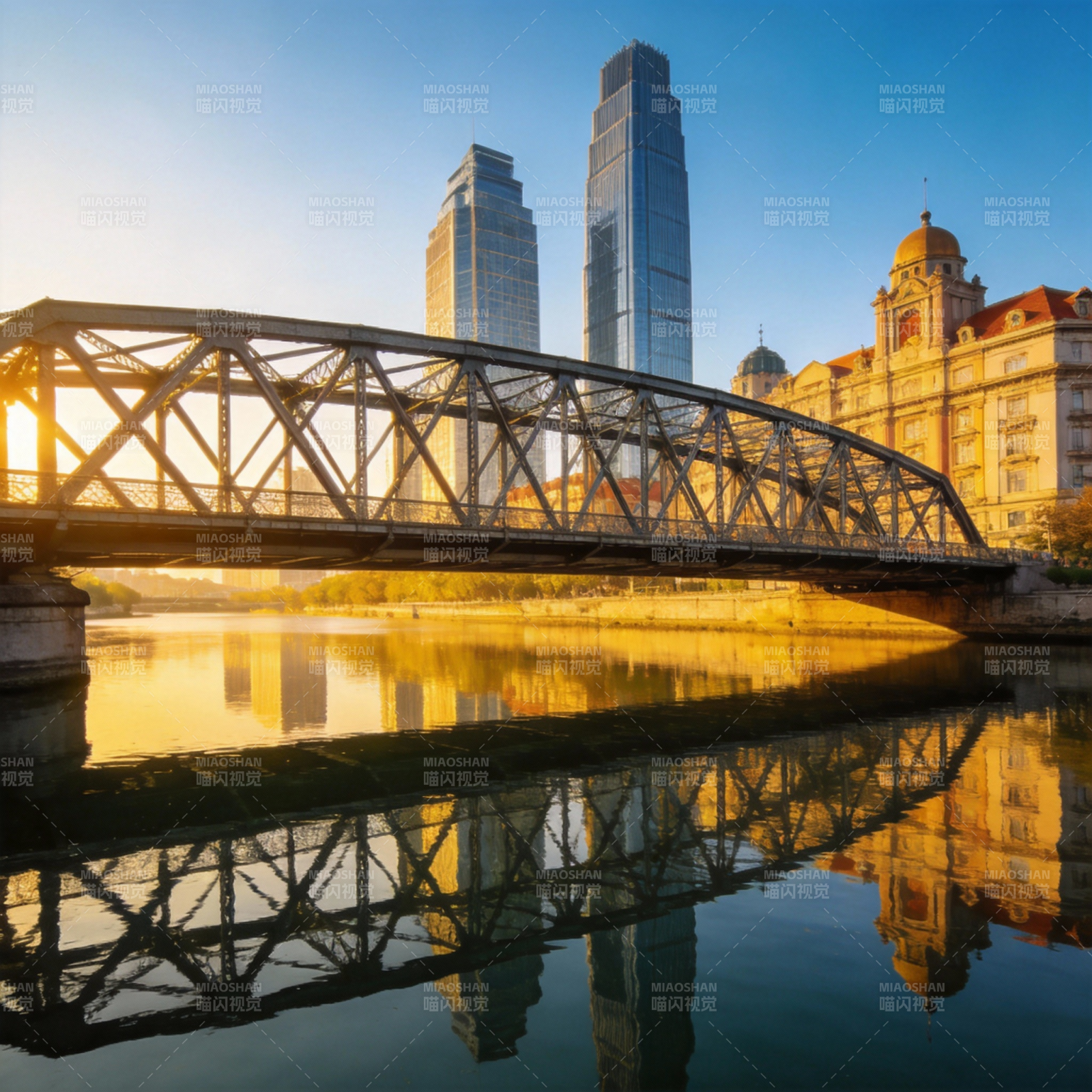 城市河畔晨光桥影图片
