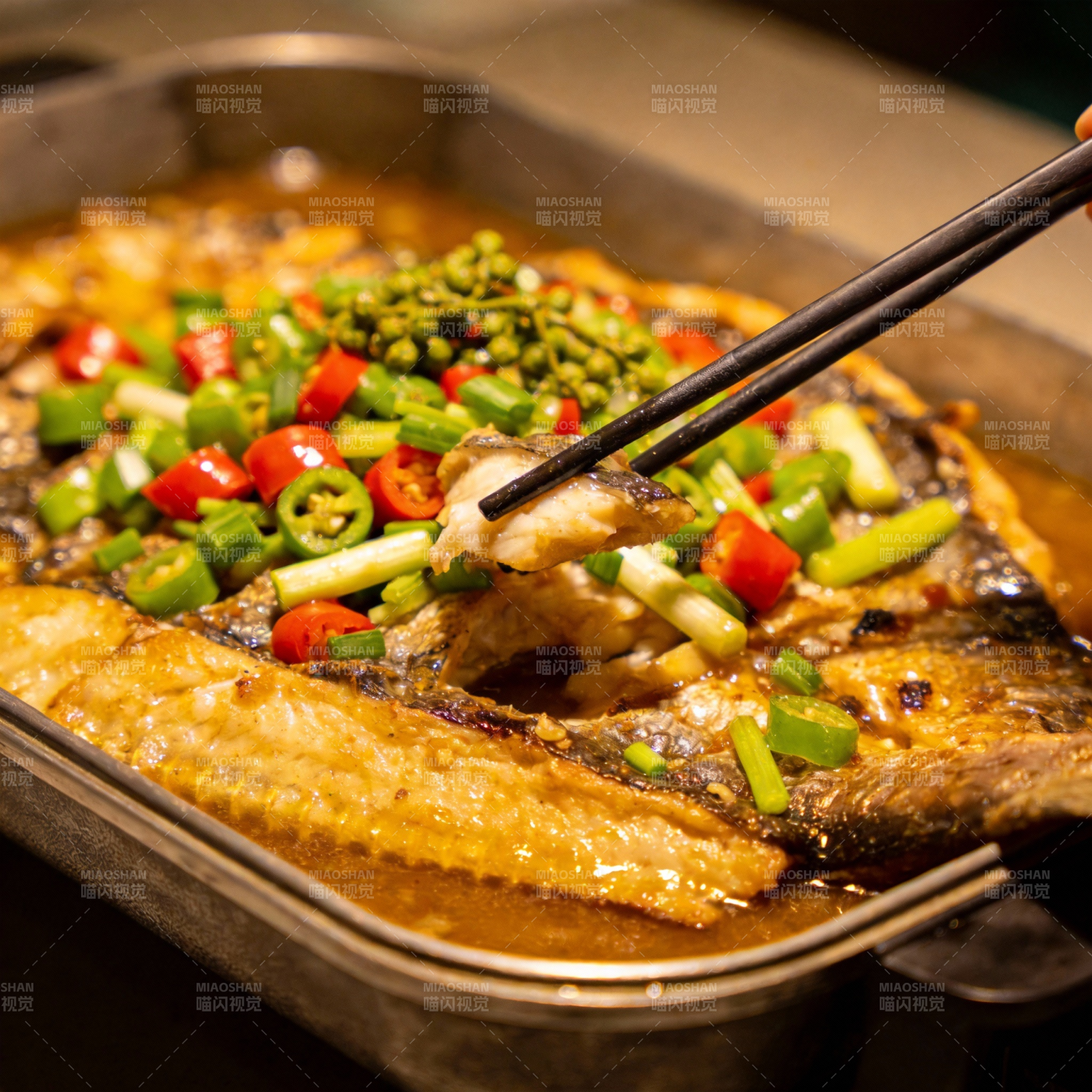 香辣烤鱼配青豆图片