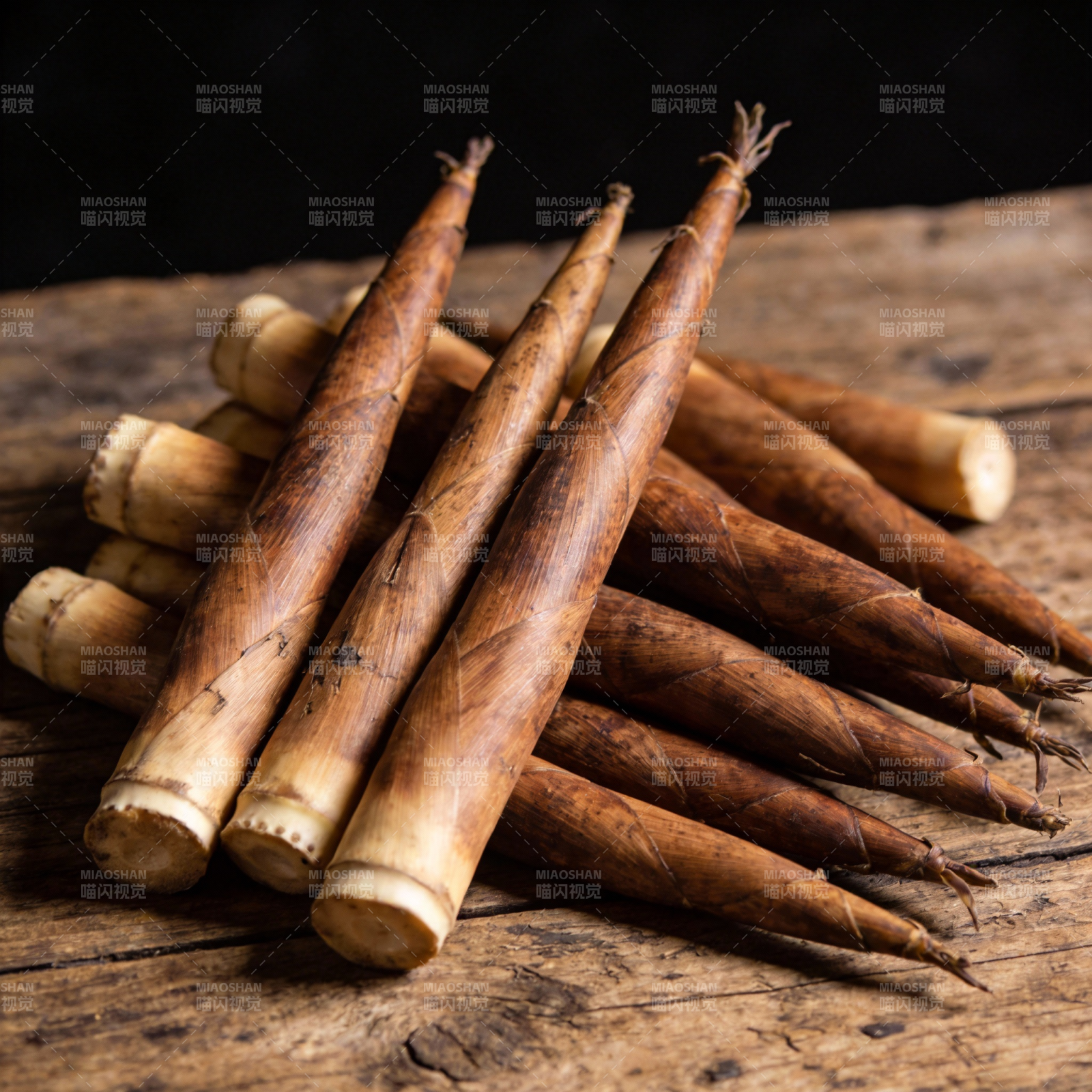 新鲜竹笋堆叠图片