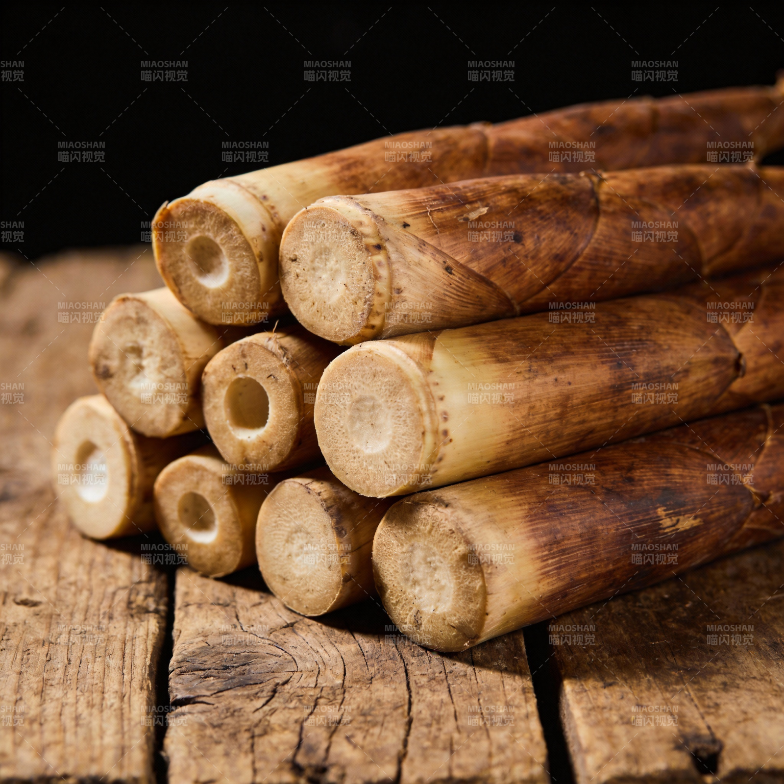 竹节堆叠于木桌图片