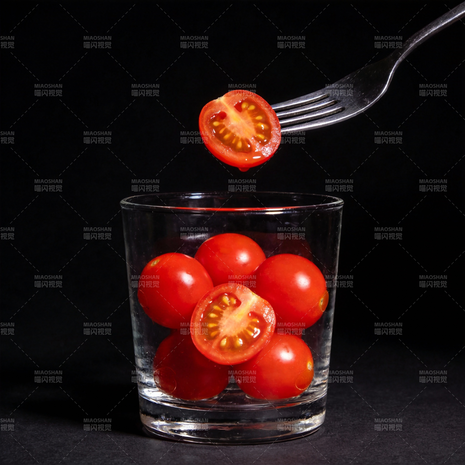 叉上番茄入杯图片