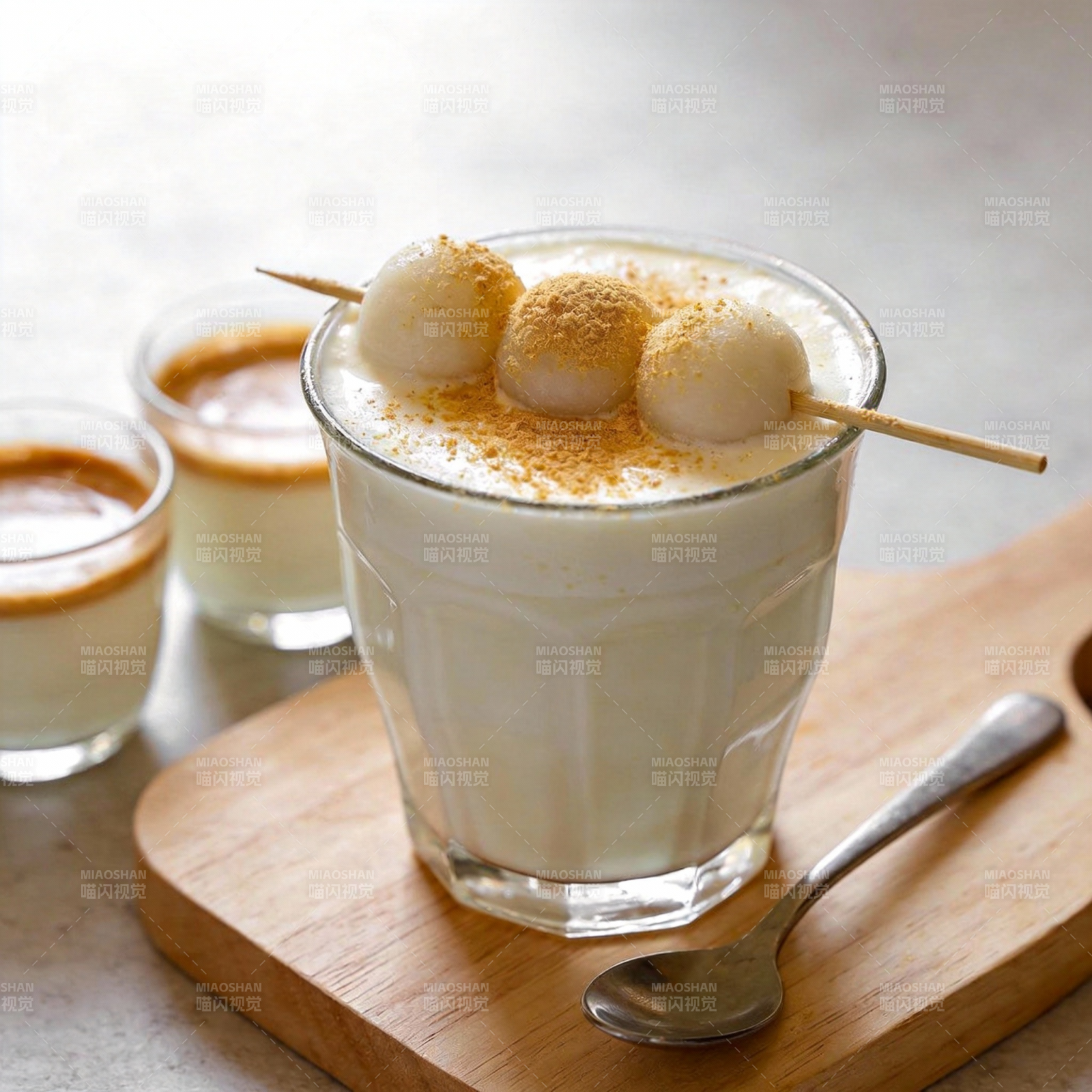 奶油甜品杯图片