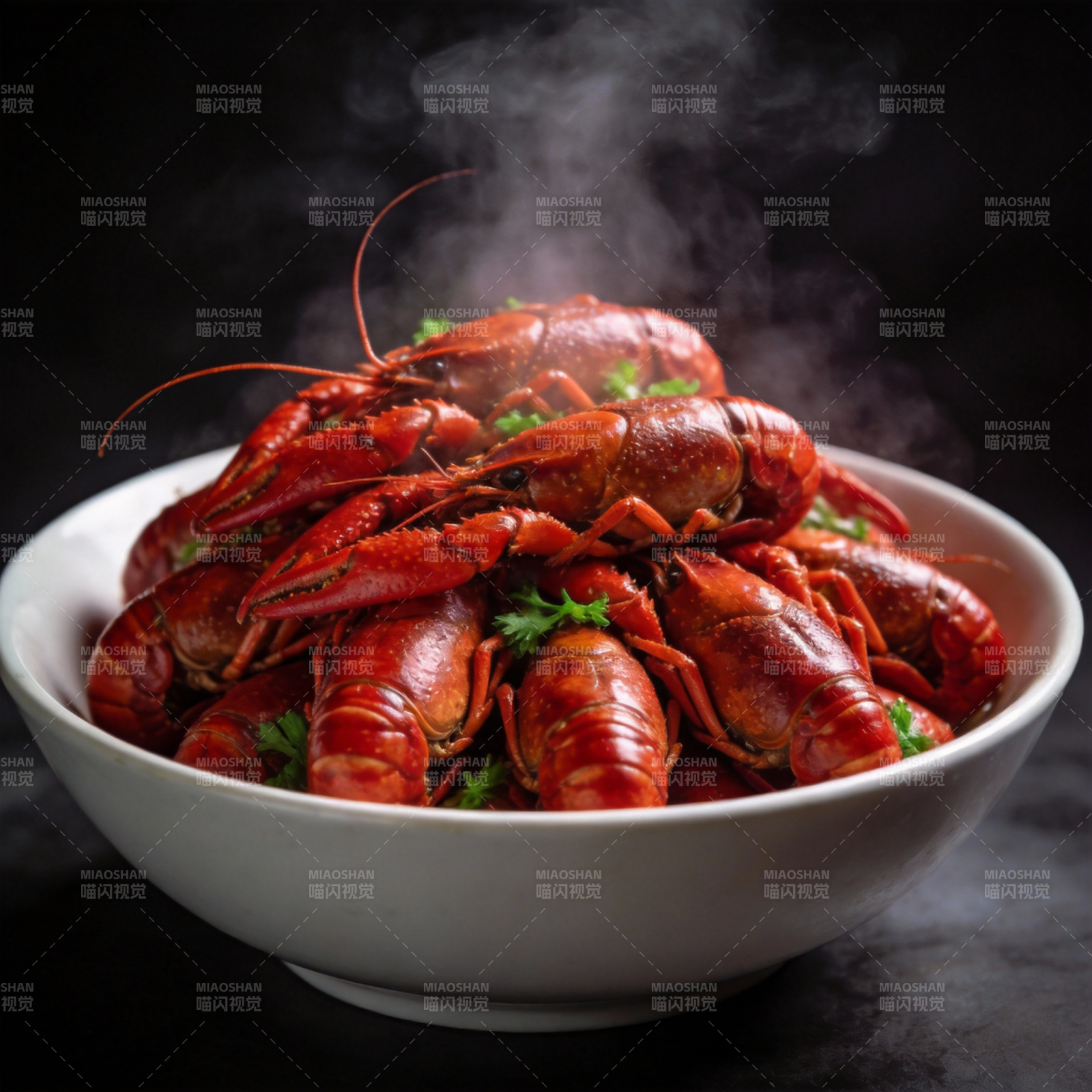 热气腾腾的小龙虾图片