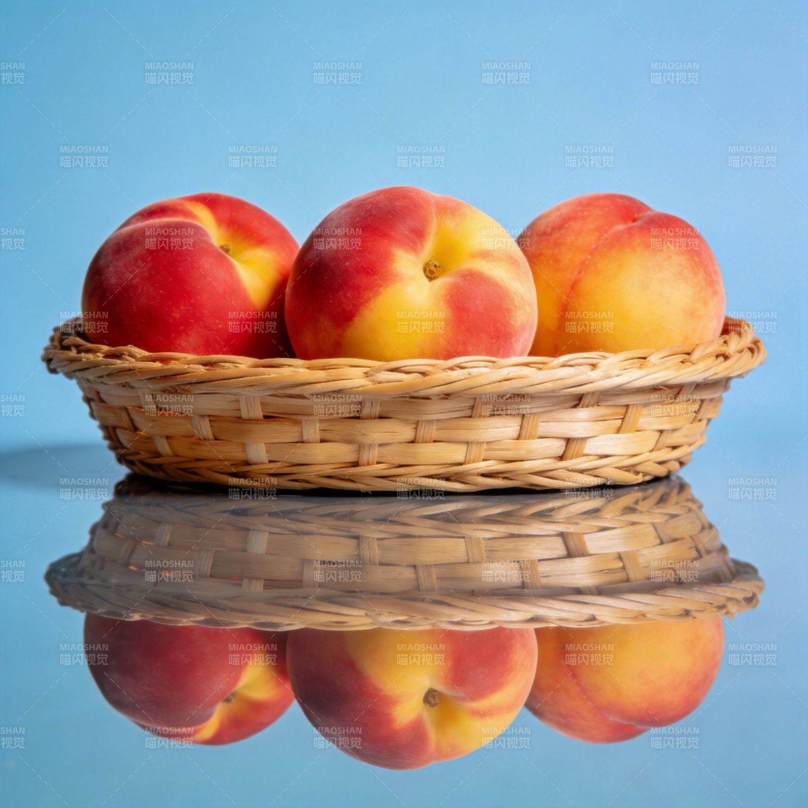 篮中桃子映蓝空图片