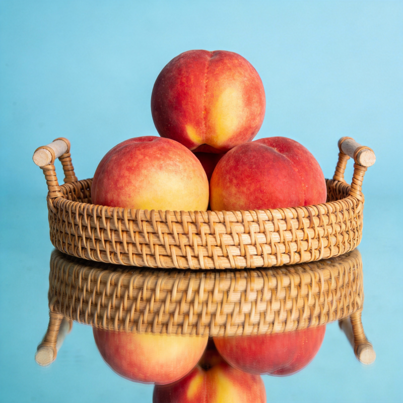 桃子篮中映蓝空图片