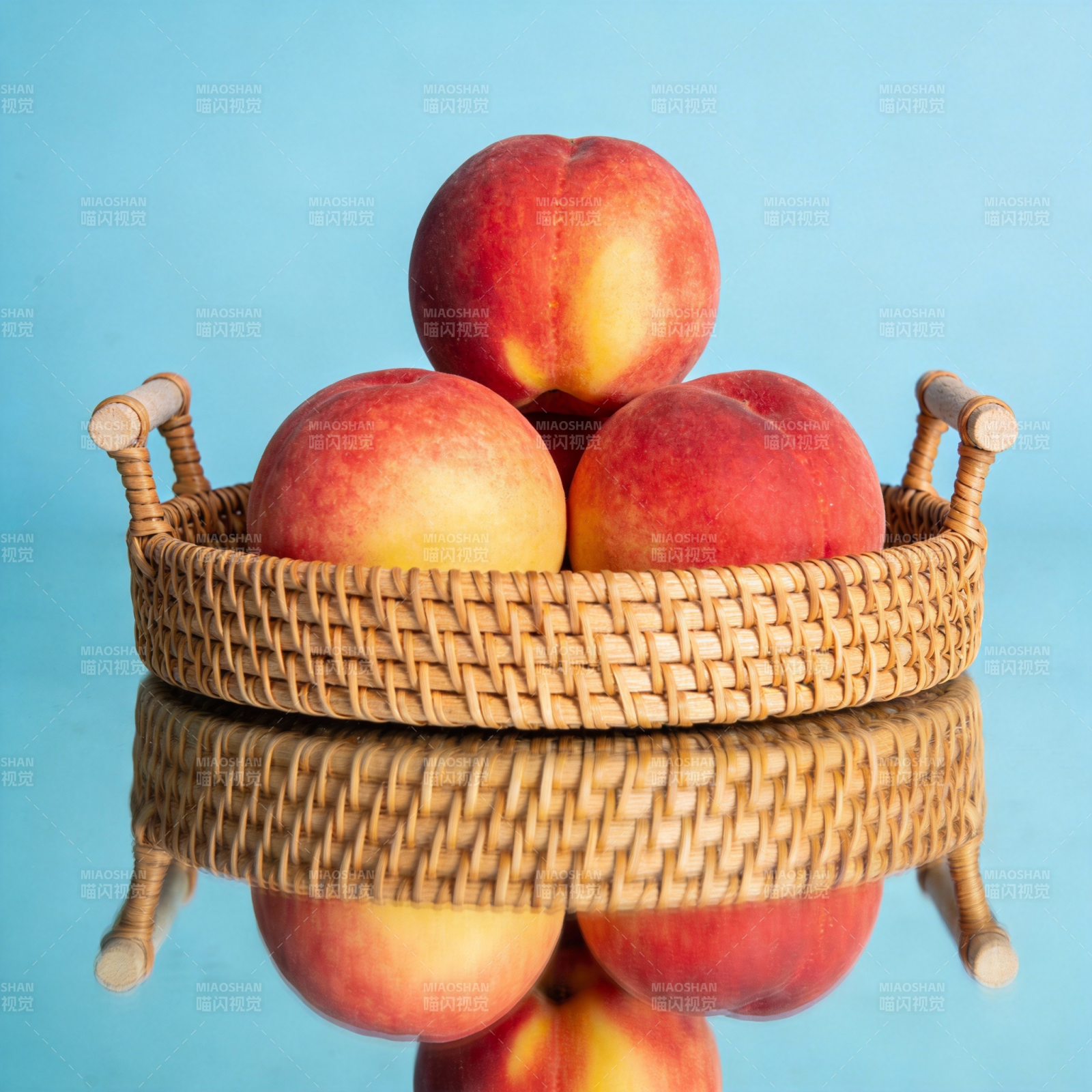 桃子篮中映蓝空图片