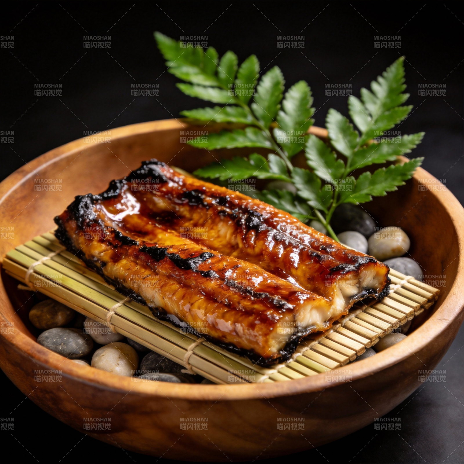 烤鳗鱼配绿叶图片