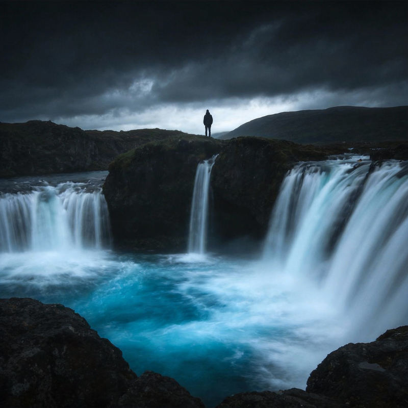 孤影立瀑布前图片