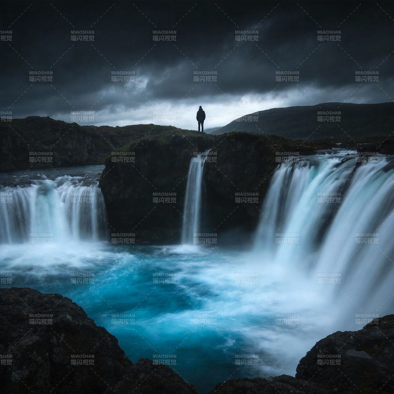 孤影立瀑布前图片