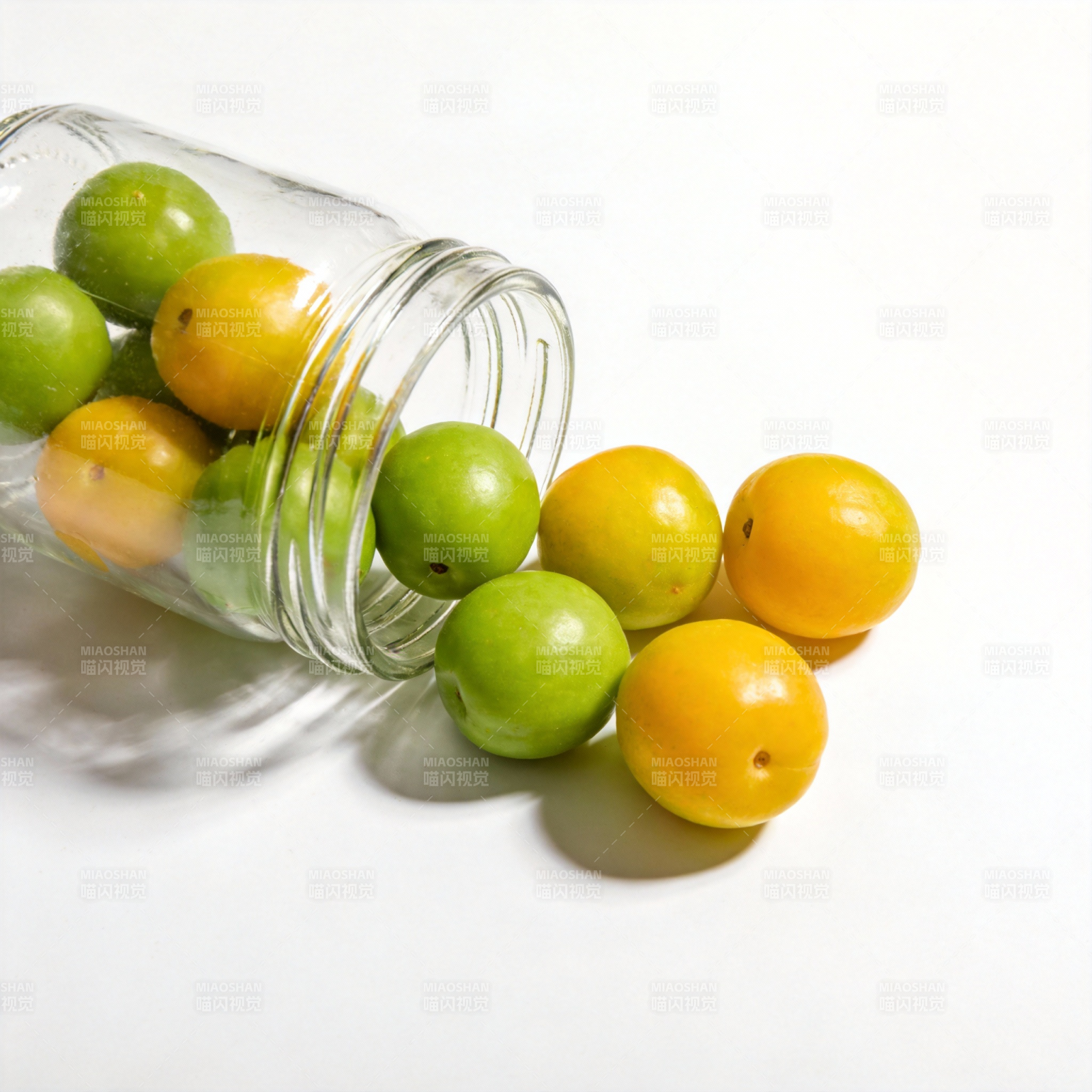 青黄果实倾泻而出图片