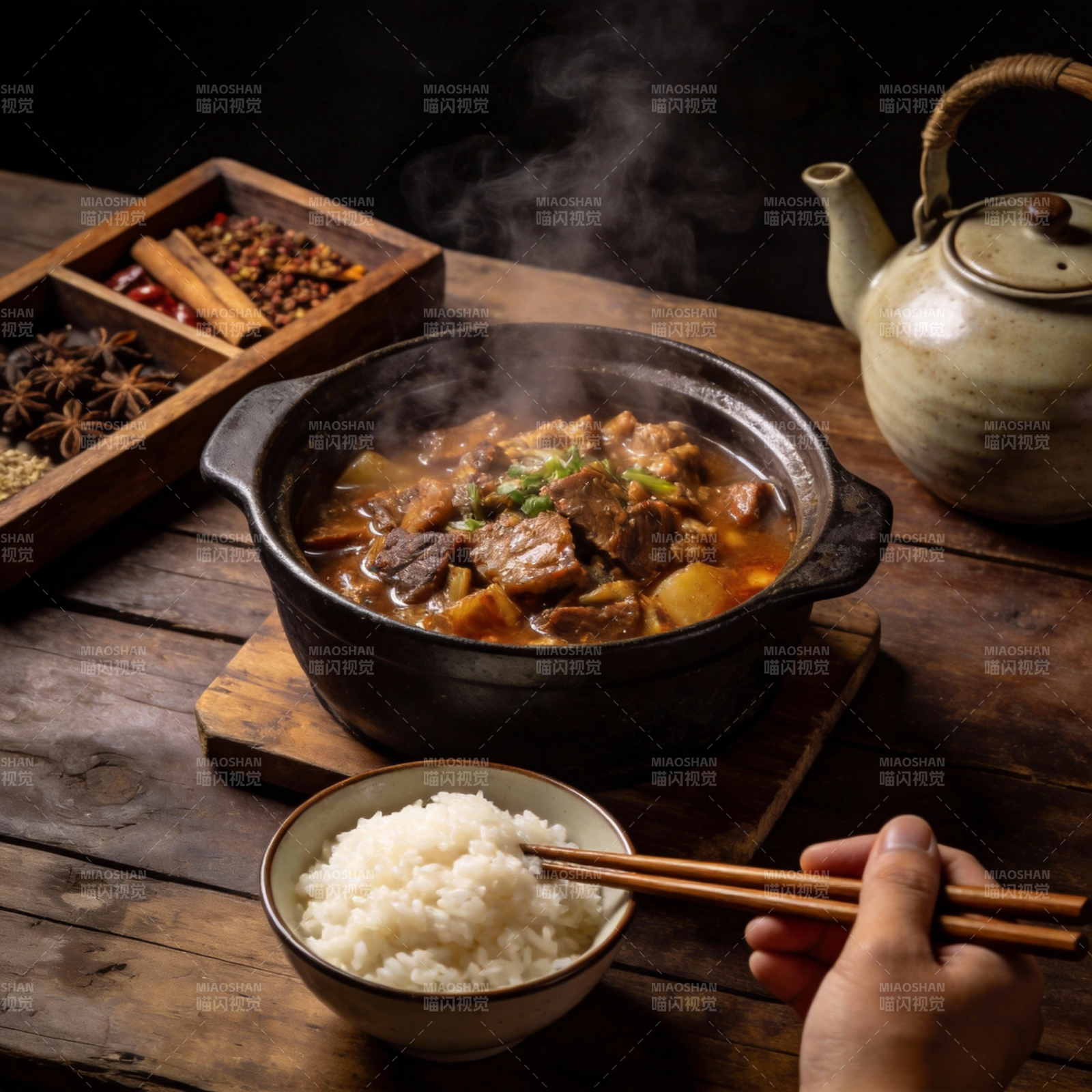 热气腾腾的炖肉饭图片