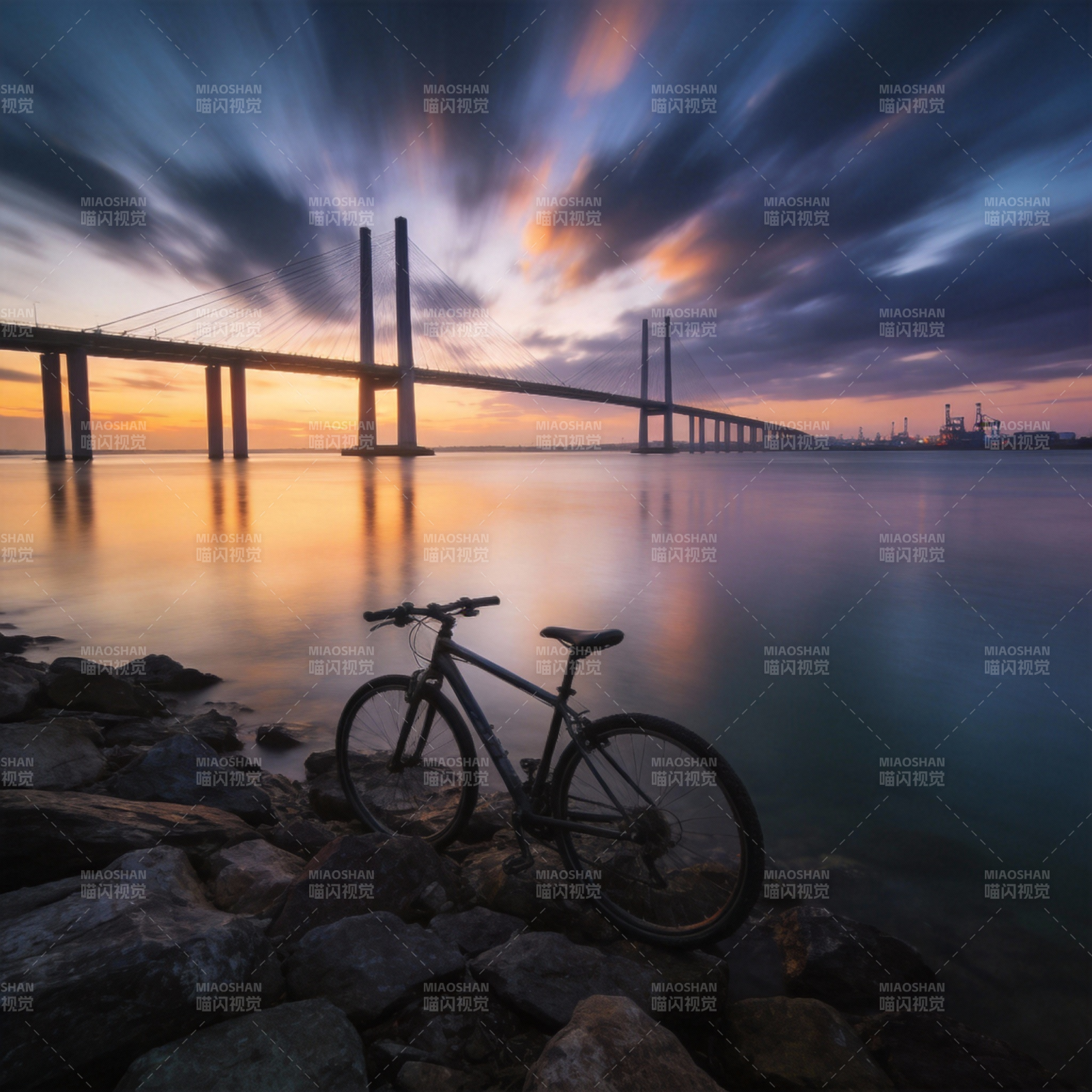 桥畔单车暮色美图片