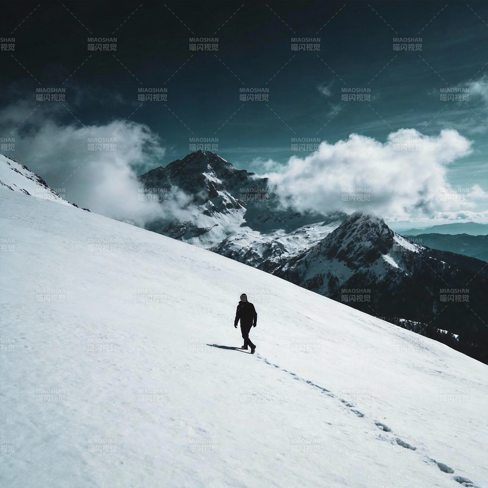 雪峰独行图片