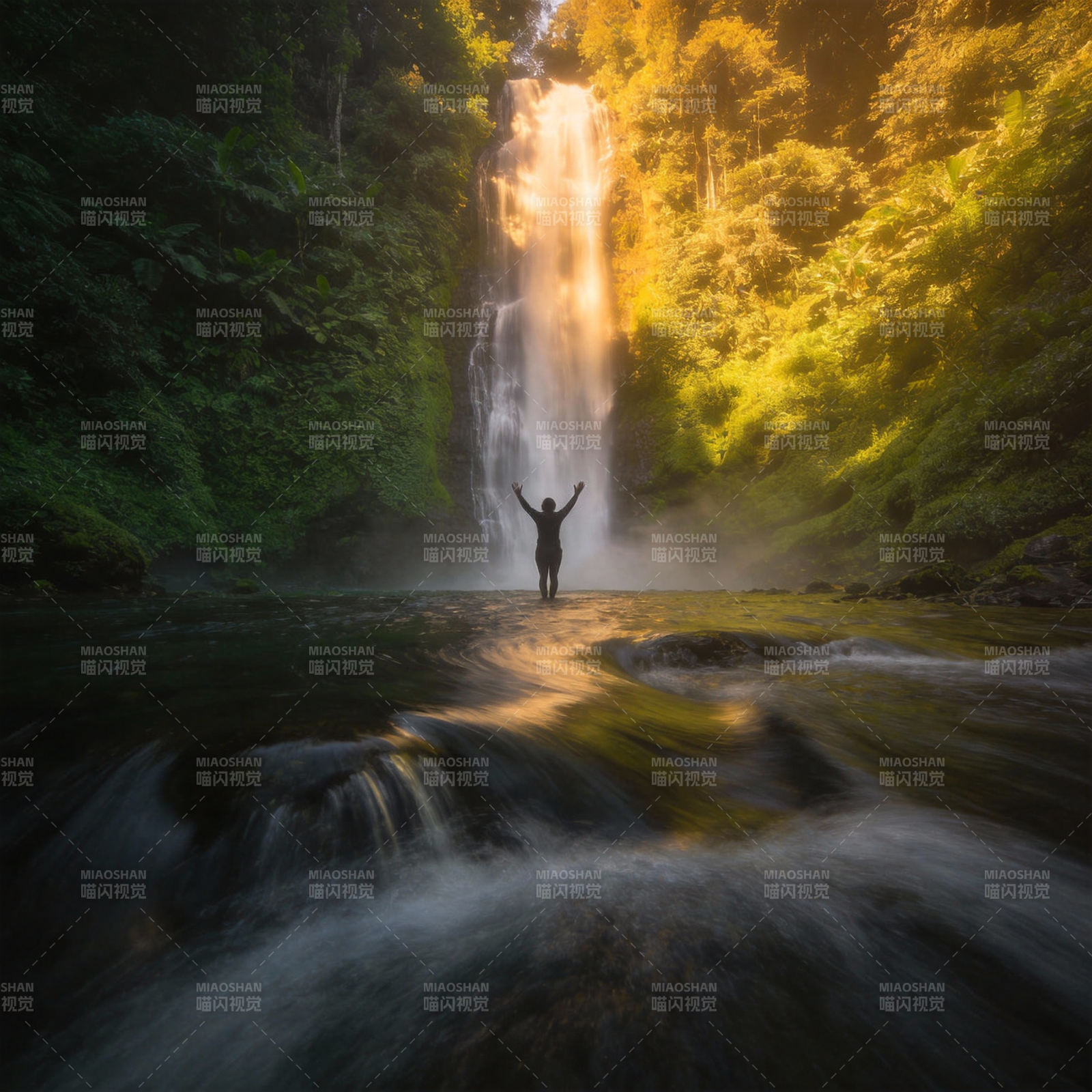 瀑布前的剪影图片