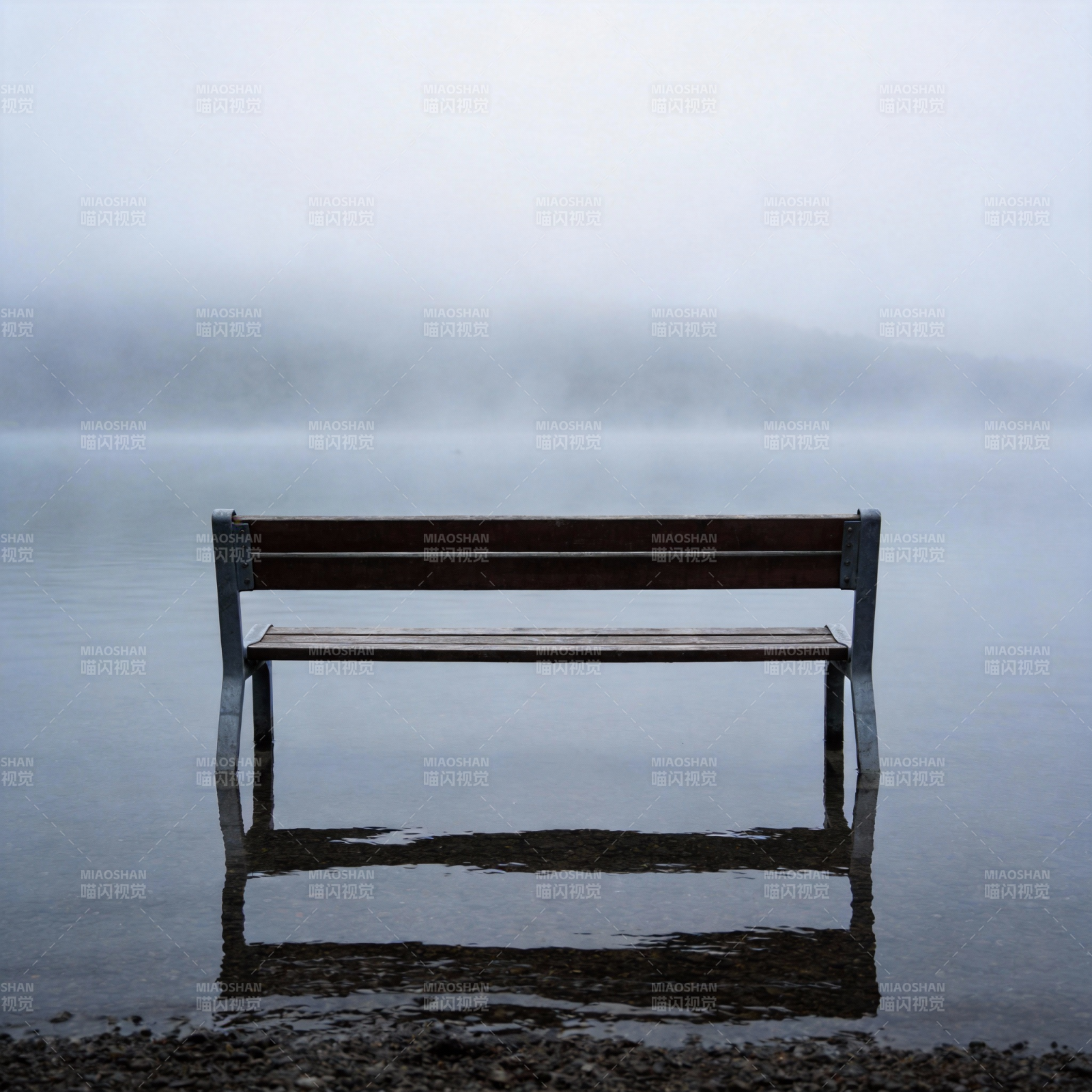 湖畔孤椅静思图片