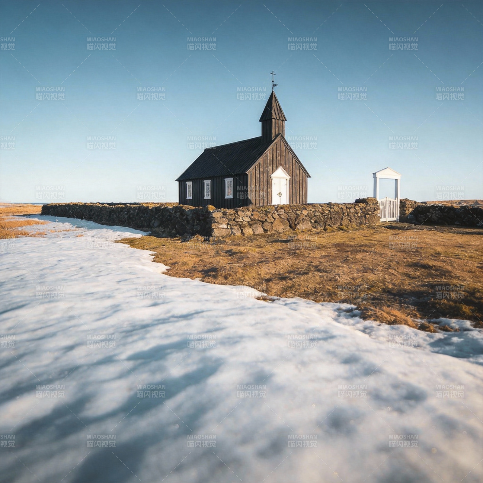 雪地中的小教堂图片