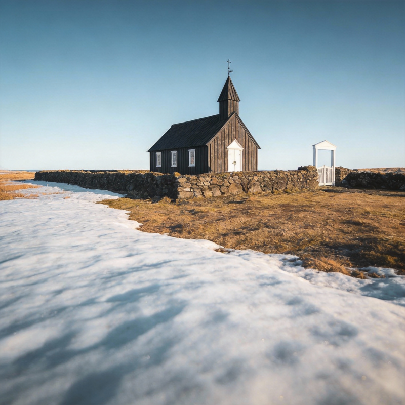 雪地中的小教堂图片