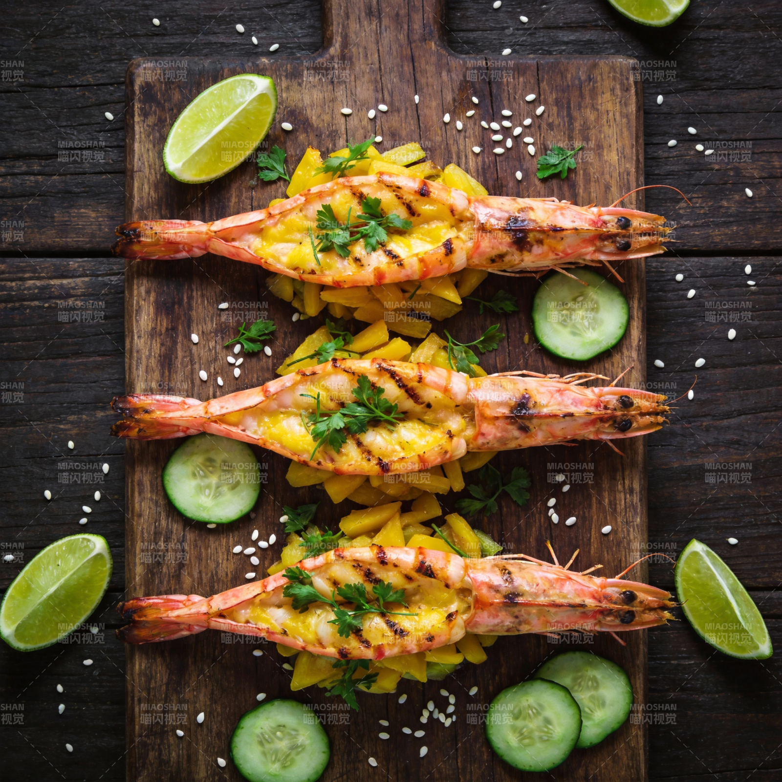烤虾配芒果沙拉图片