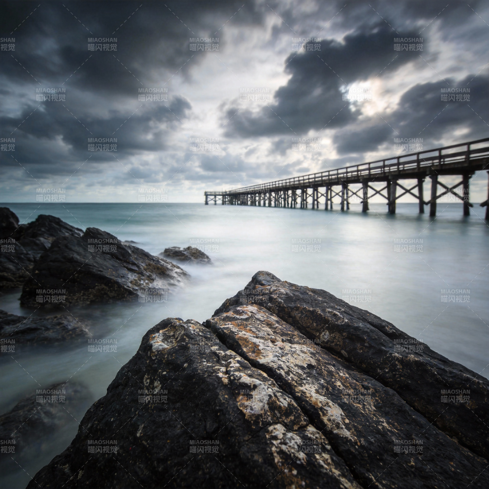 长桥入海 云影石岸图片