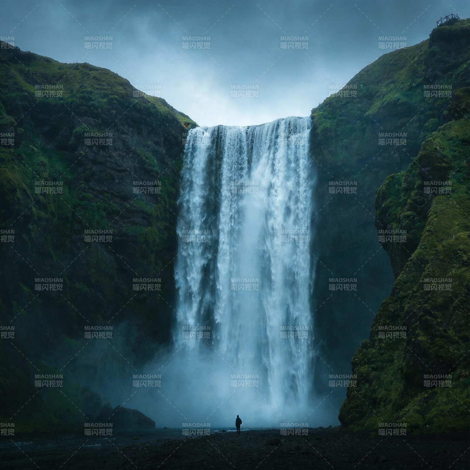 瀑布前的孤影图片