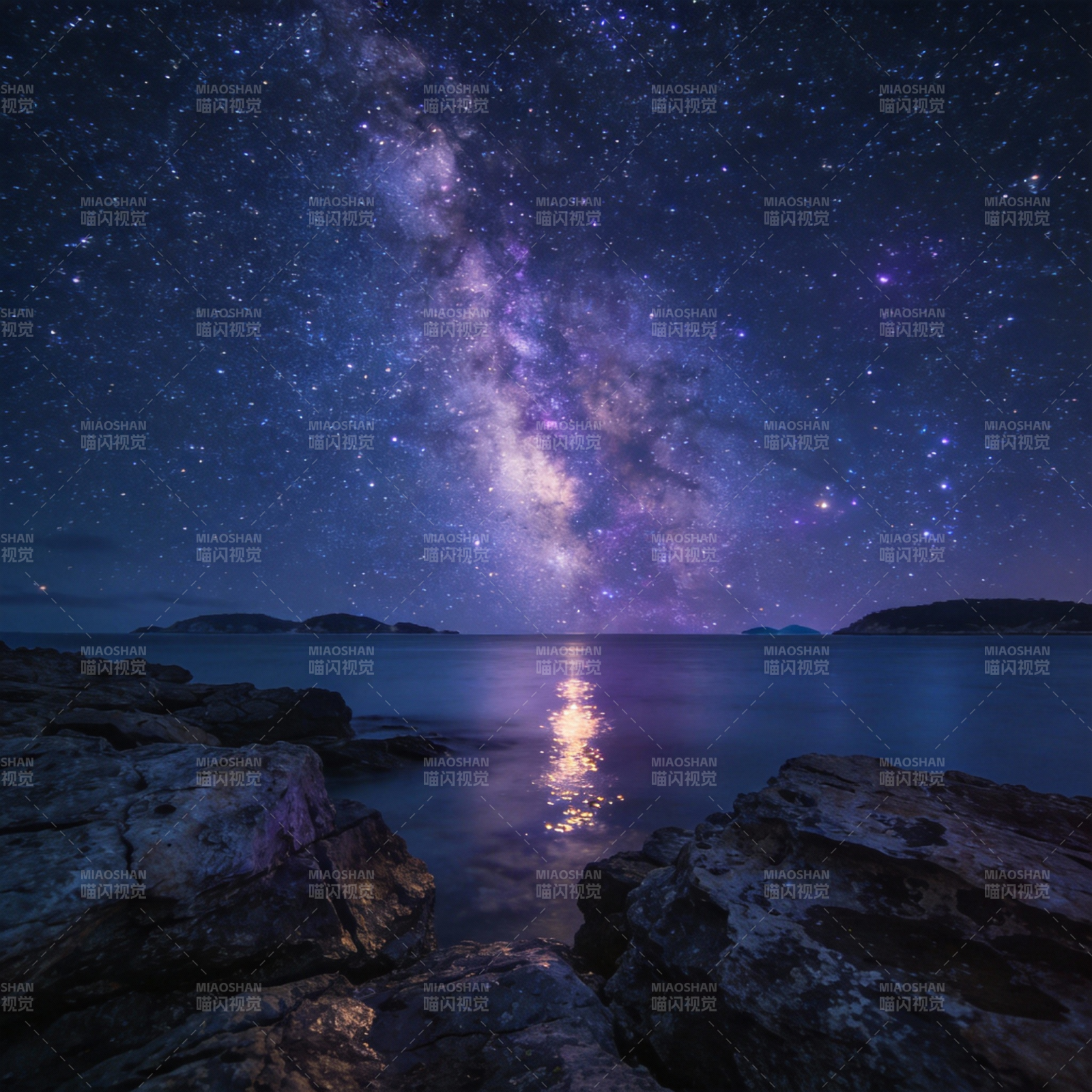 星河倒映湖面图片