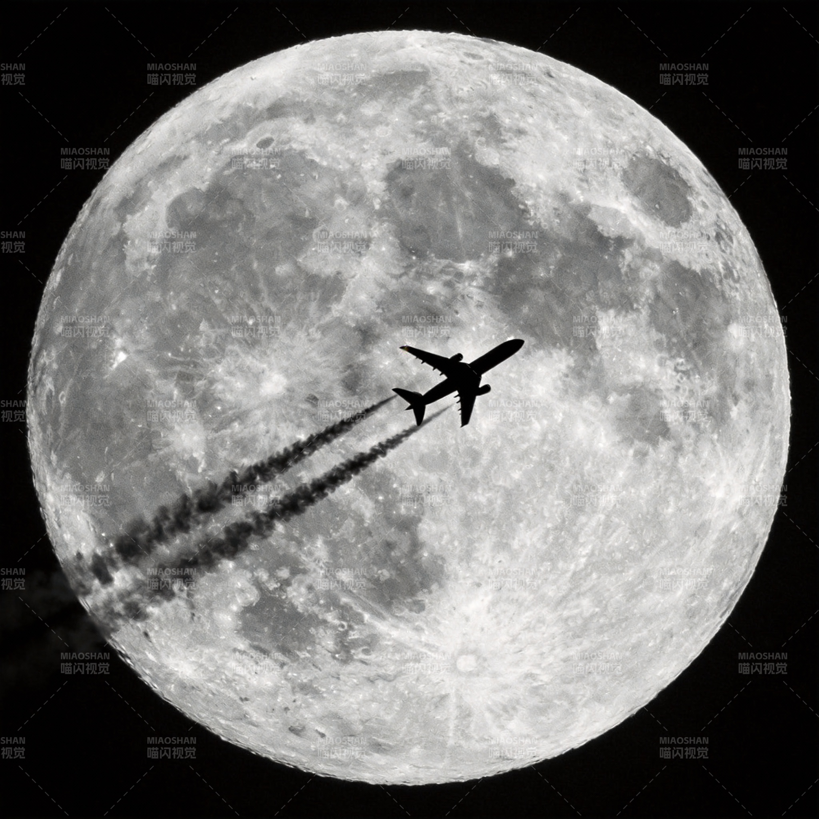 飞机掠过明月图片