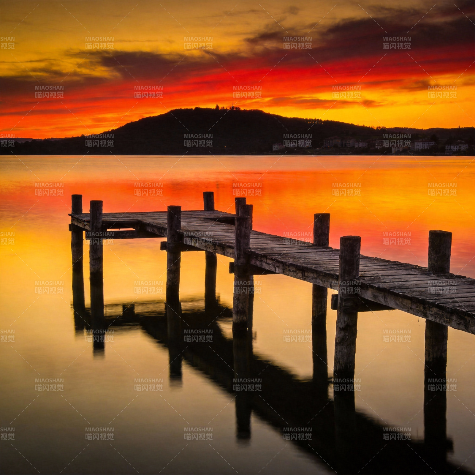 湖畔夕阳倒影图片