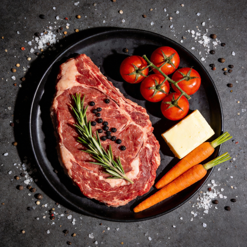 牛排配蔬菜香料图片