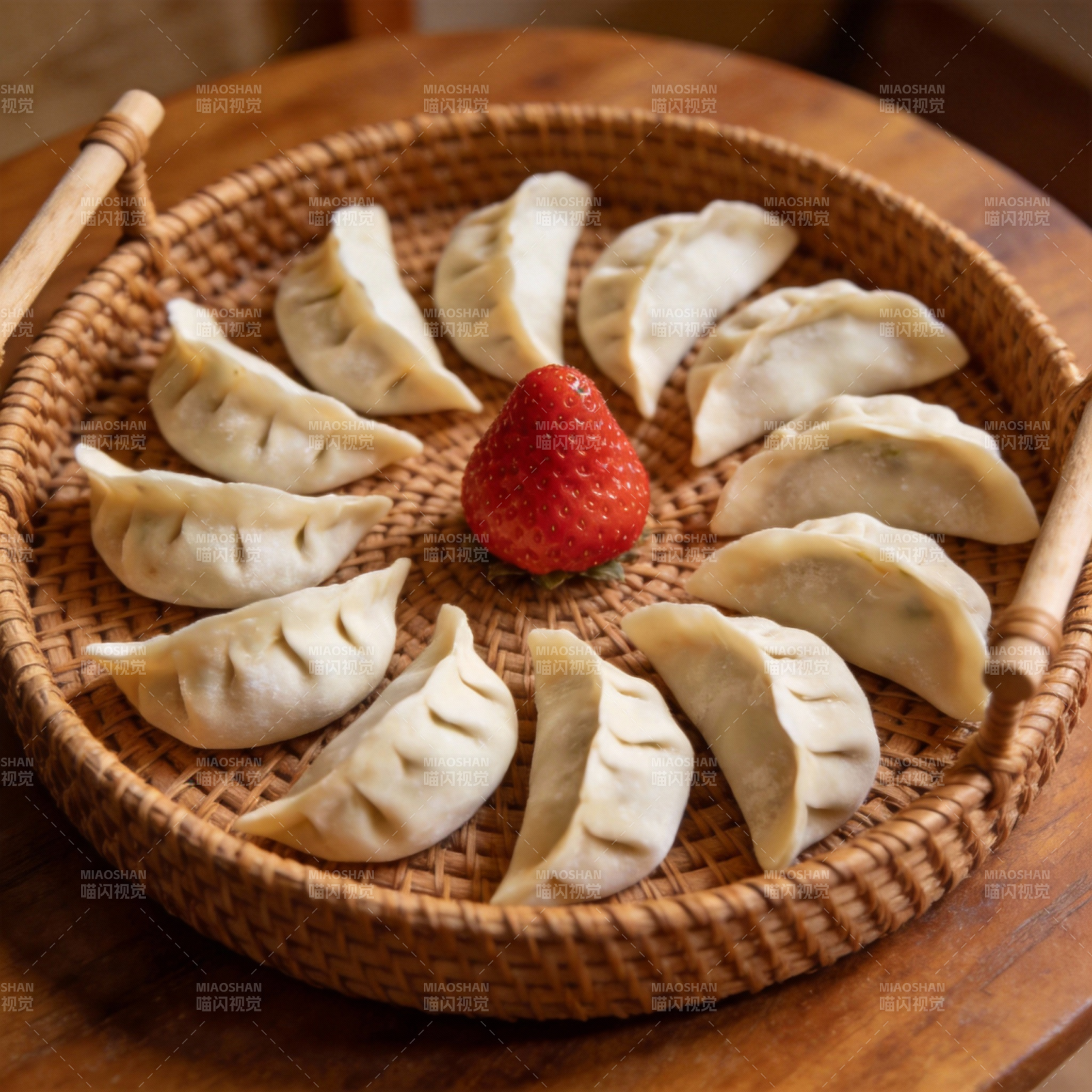 草莓配饺子图片